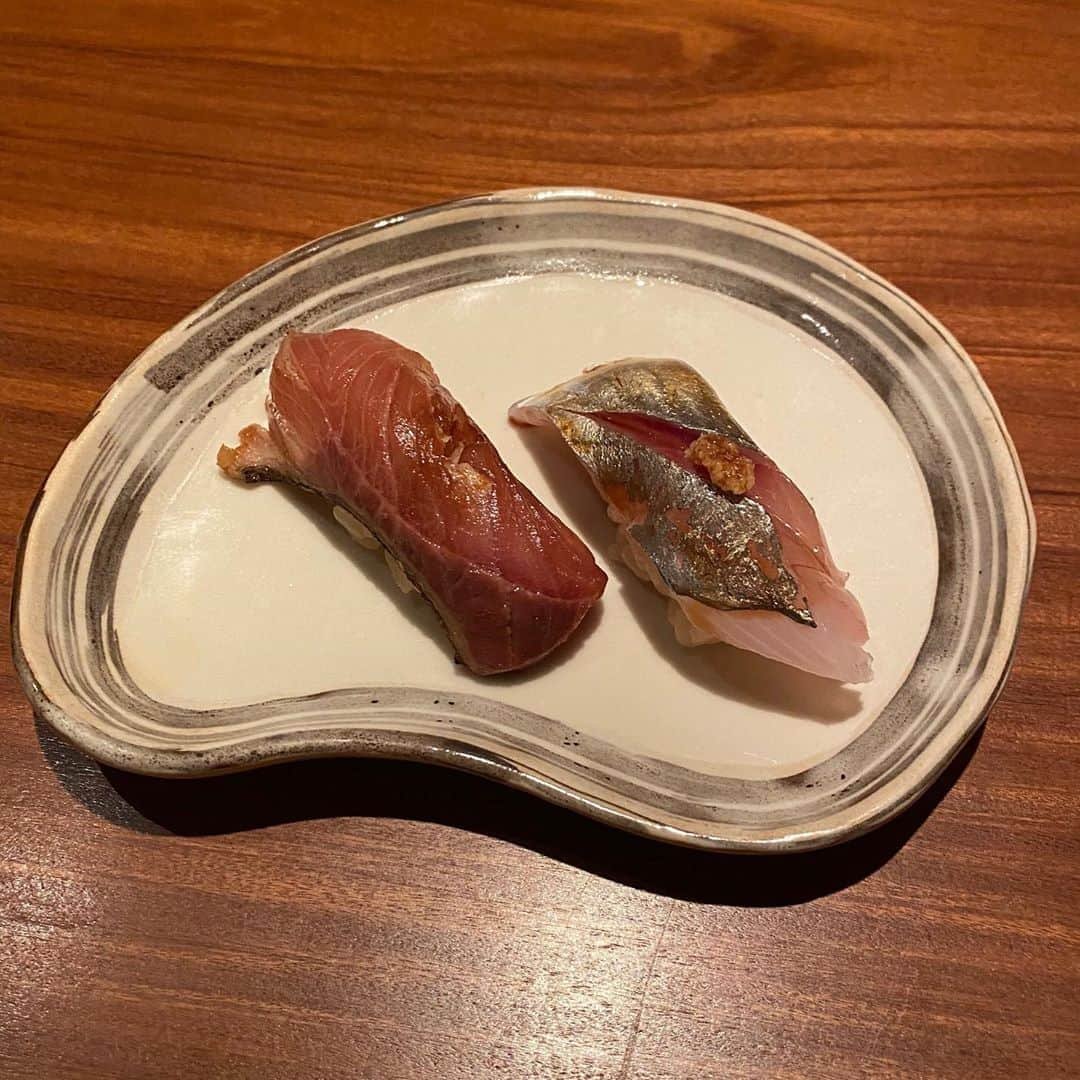 ちとせよしのさんのインスタグラム写真 - (ちとせよしのInstagram)「今日は @sushihanaoka さんでお寿司ランチコース食べたよ🍣  写真は一部抜粋！ マグロが特にとろけるくらい柔らかくて脂も乗ってて美味しかったです🐟♥  #鮨花おか #渋谷グルメ #渋谷レア #渋谷雲丹 #渋谷ウニ #寿司 #pr」10月24日 21時54分 - chitose_yoshino