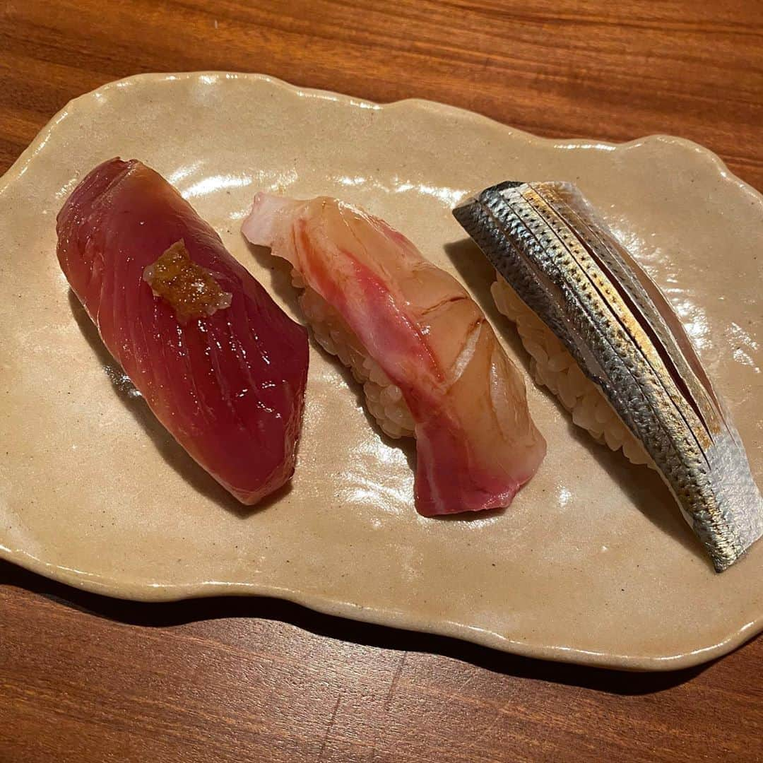 ちとせよしのさんのインスタグラム写真 - (ちとせよしのInstagram)「今日は @sushihanaoka さんでお寿司ランチコース食べたよ🍣  写真は一部抜粋！ マグロが特にとろけるくらい柔らかくて脂も乗ってて美味しかったです🐟♥  #鮨花おか #渋谷グルメ #渋谷レア #渋谷雲丹 #渋谷ウニ #寿司 #pr」10月24日 21時54分 - chitose_yoshino