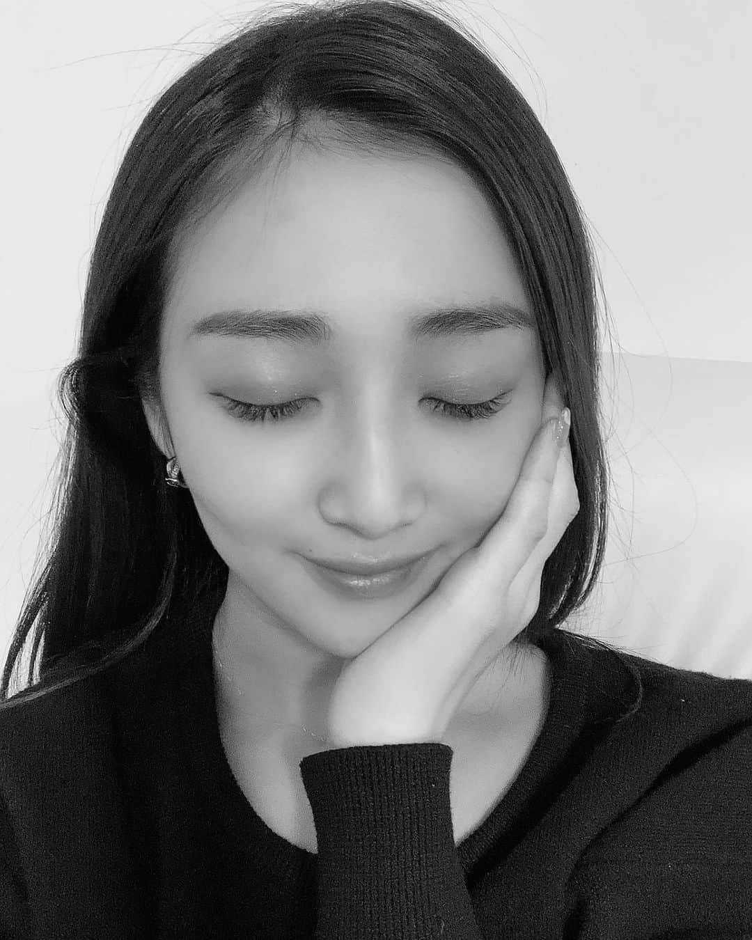 小磯陽香のインスタグラム：「. . ゆいさんにマツエクしていただきました🥰💓 今回は、 オフ→アイシャンプー→アミノ酸トリートメント→エクステ のフルコースやっていただきました🔥  凄くいろいろ相談乗ってくれて自分の好みにあったデザインとかにしてくれるから神でした✨✨ そしてなによりめちゃめちゃ綺麗🤭💓  私のインスタを見たで 1.オフ代無料 2.アイシャンプーサービス 3.指名料無料 4.ケラチンorアミノ酸トリートメントサービス (上記全てDMからの予約のみ対象)  になるので、タグ付けしてあるのでそこから飛んでいってみてーーー！💜  今回のエクステの詳細は 毛質→フラットラッシュ カール→CC 長さ→目頭を空けて9.10.9 左65本　右70本 で、おしあげしてます💟  #マツエク #マツエクデザイン #マツエクデザインナチュラル」