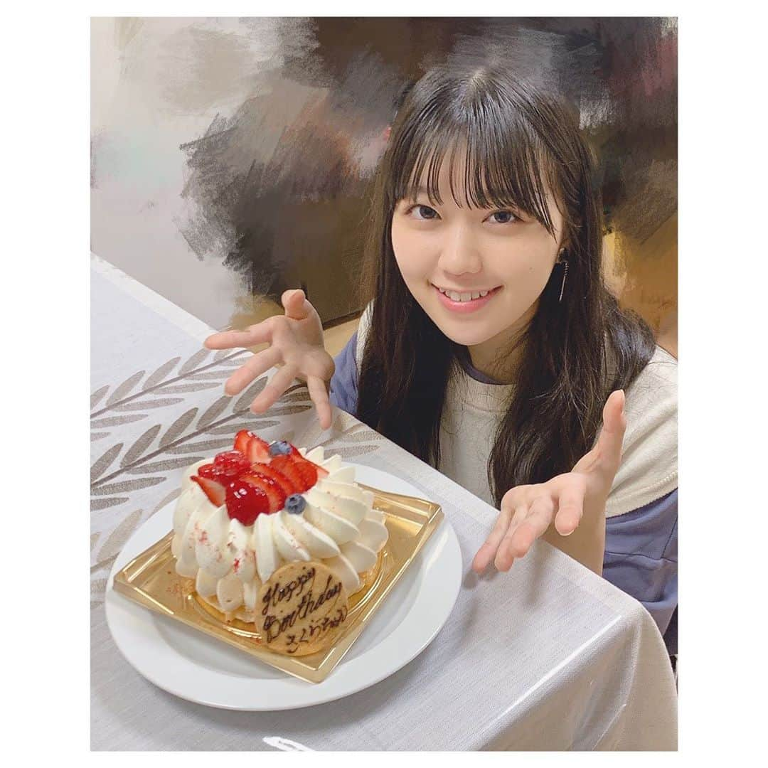 BmF【公式】さんのインスタグラム写真 - (BmF【公式】Instagram)「BIRTHDAY⸜❤︎⸝‍ ・ 本日10月24日に誕生日を迎えまして、 17歳になりましたsakuraです！ ・ 友達や先輩など色々な方にお祝いしていただいてとっても嬉しかったです✌︎ ケーキは大好きなメレンゲ♡♡ ピザは家族が作ってくれました🍕 ・ 人生短いようでやっぱり長い！笑 まだ17歳か！って感じですが 華のセブンティーン、お仕事も楽しいことも沢山したいと思います！！ よろしくお願いします( ᵕᴗᵕ ) ・ #17歳 #に #なりました  #sakura #BmF #ビーマイナーエフ #BIRTHDAY #誕生日 #華のセブンティーン #バースデーガール #ありがとう #ケーキ #cake #美味しい」10月24日 21時52分 - bmf_twr