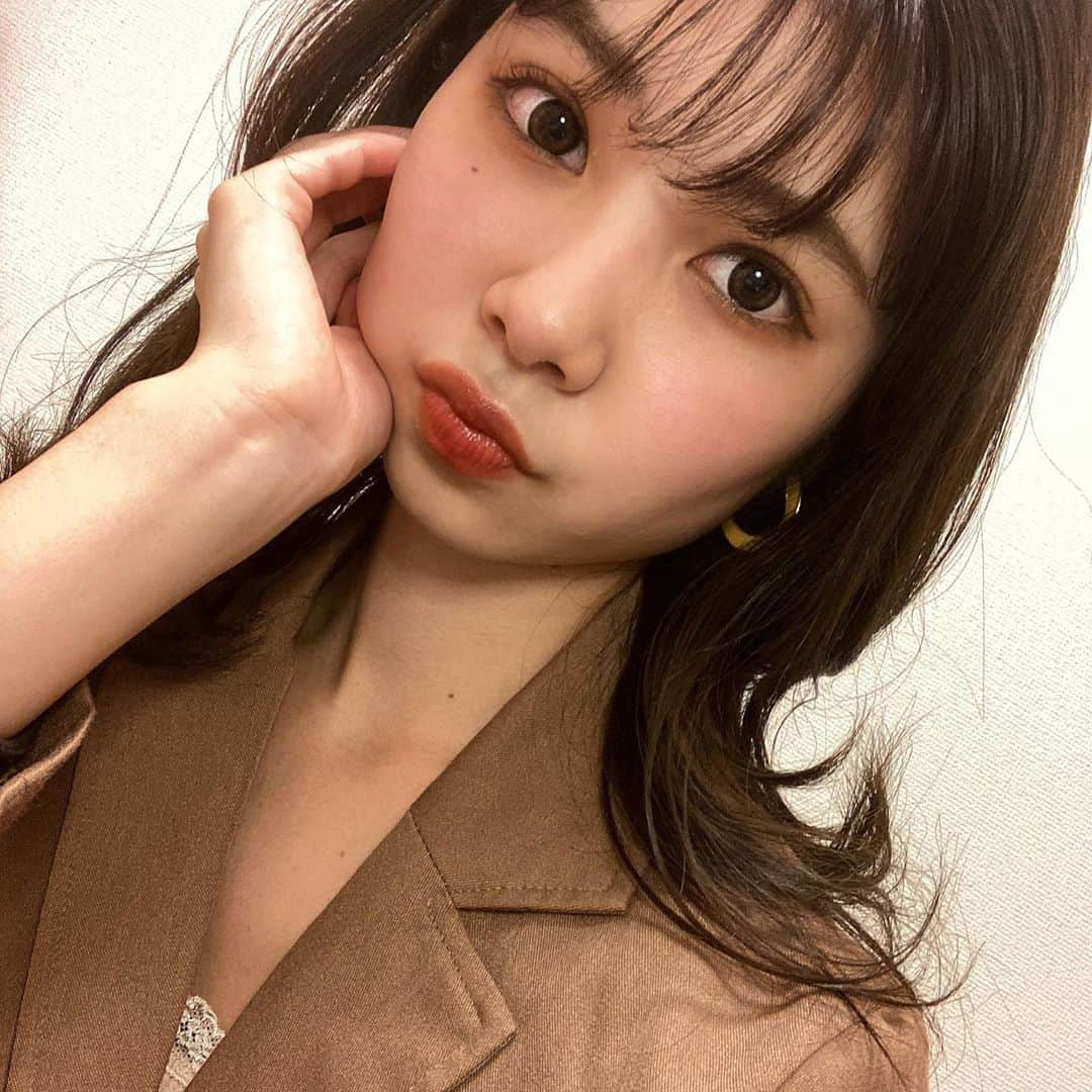 山﨑愛麻さんのインスタグラム写真 - (山﨑愛麻Instagram)「皆さんこんばんは🌛  久しぶりの自撮りです🤳 秋はメイクも濃くなりがちです🍂  明日から皆さんに告知することが沢山 あり、ストーリー等が騒がしくなると 思いますごめんなさい🙇🏼‍♀️  寝る前に #えまにぽちっとな  してくれたら嬉しいです🌛  #國學院大學 #ミスコン2020 #ミスコンテスト #ミス國學院  #山崎愛麻  #えまにぽちっとな  #秋メイク  #秋服  #自撮り  #zara  #ブラウンメイク」10月24日 21時52分 - ema_yamazaki