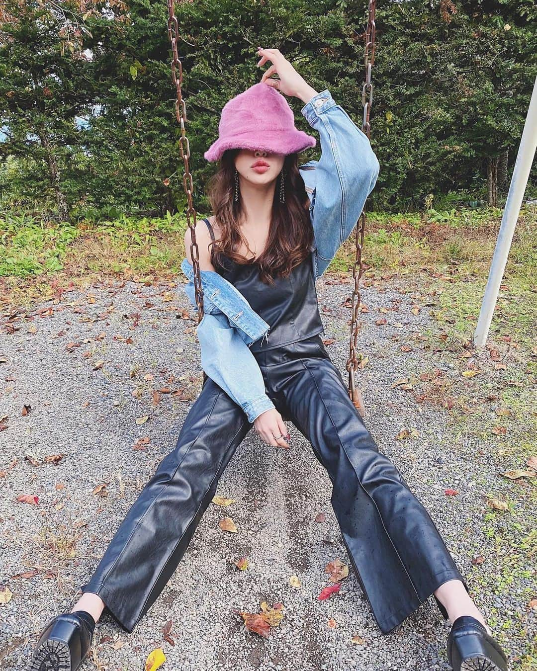 坂本礼美さんのインスタグラム写真 - (坂本礼美Instagram)「. . 🍂🍃🍂🍃 . . denim jacket→ @zara  camisole→ @gydajp  pants→ @gydajp  heels→ @resexxy_official  hat→ @jouetie_official  earring→ @jouetie_official  . . . #zara #gyda #resexxy #jouetie #ちょっと雨降ってた #雨 #☔️ #錆びたブランコ #笑笑 #公園」10月24日 21時53分 - remi_1103