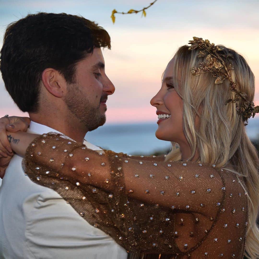 Claudia Leitteのインスタグラム：「Feliz aniversário ao meu melhor amigo, parceiro, amor da minha vida! Você é lindo até pelo avesso e eu tenho muito orgulho de tudo o que já fizemos juntos. Que Deus te abençoe com muita saúde, alegrias incontáveis e mais milagres do que esses que já contabilizamos até aqui. “TE AMO até Jesus voltar!” Ps. Não precisa fazer mais filhos! Obrigada! De nada! Parabéns de novo, minha coisa rica!」