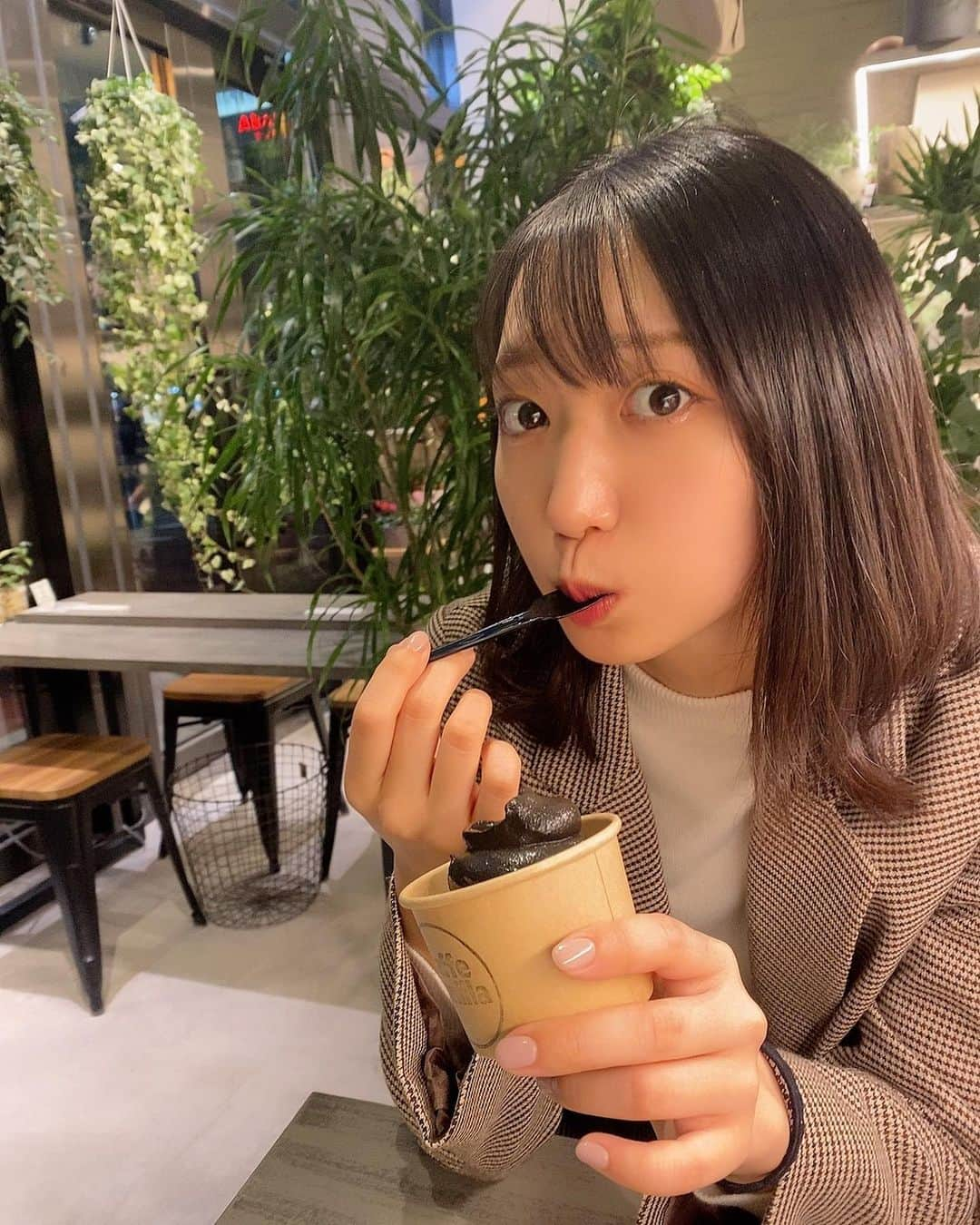 浦谷はるなのインスタグラム：「好きな人とは絶対に食べに行けない 黒いアイスをママと食べました ⚠︎ママのことは大好きです」