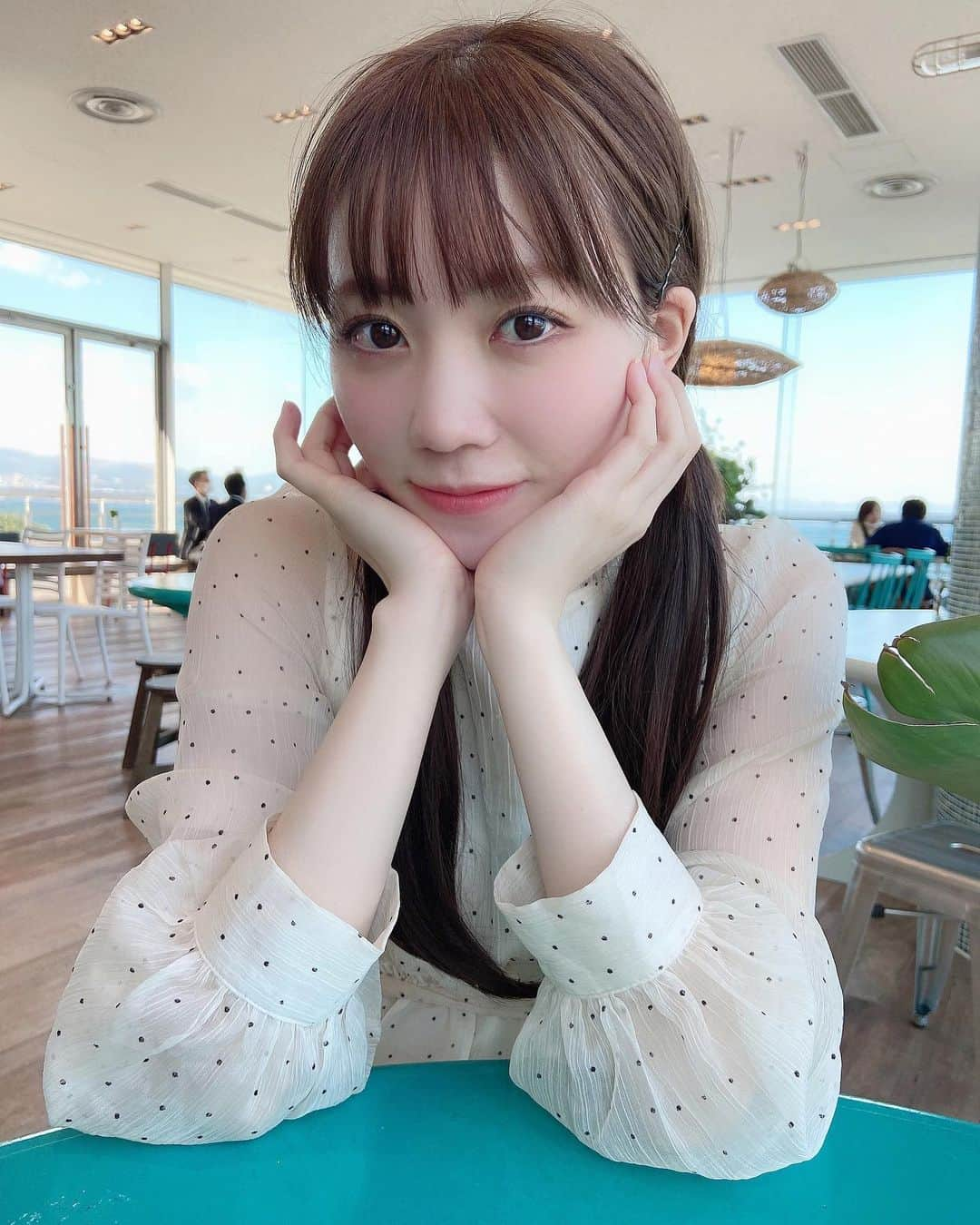 駒田京伽のインスタグラム：「🐋🐬🐋  2日目は 皆んなでフリルコーデ👗  初めてのうみたまごと 高崎山動物園に行きました🙈  うみたまごにナマケモノがいたけど 爆睡してました🙉  高崎山は子猿が沢山いて 実家の犬にそっくりでした🐩🐒  山の上の方まではさるっこレールというモノレールみたいなもので移動したのですが、さしさんのナレーションが流れていました🙊  ポスターも色んな場所でみつけました🐒  なかなか大分観光する機会が なかったのでゆっくりできて 良かったです✨  素敵な思い出ができました✍️  #大分観光 #大分別府  #うみたまご #水族館 #高崎山  #帰りはtruthをBGMに」