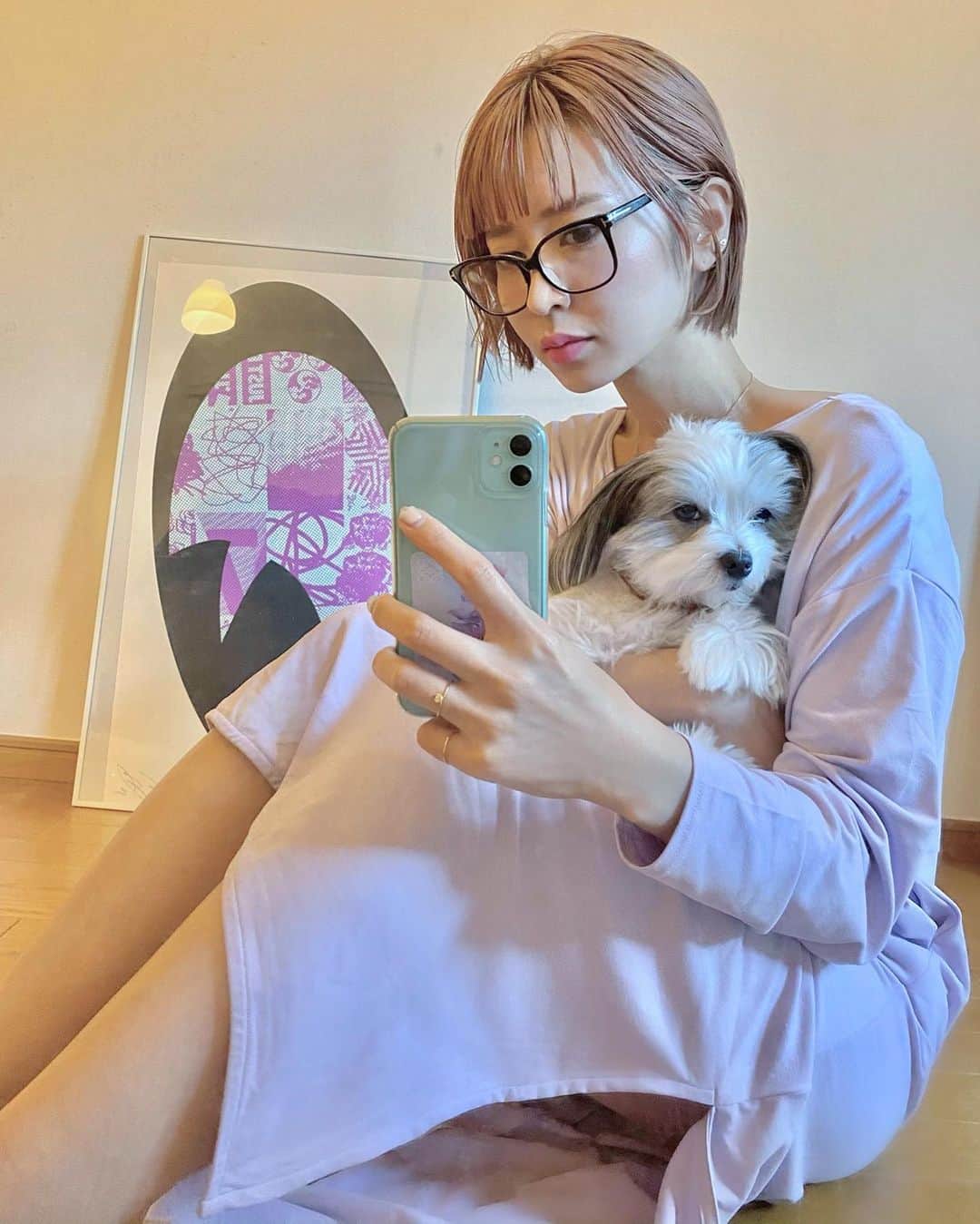 梅村実帆のインスタグラム：「@vis_jp の new ルームウェアブランド「ViSage」🤍 着心地よし、淡い色味もかわいい🥣 カップがついてるから1枚でゆったり着れる✌🏻 目が悪いので家ではメガネ👵🏻  #vis #ビス #visage #ビサージュ #vis_jp」