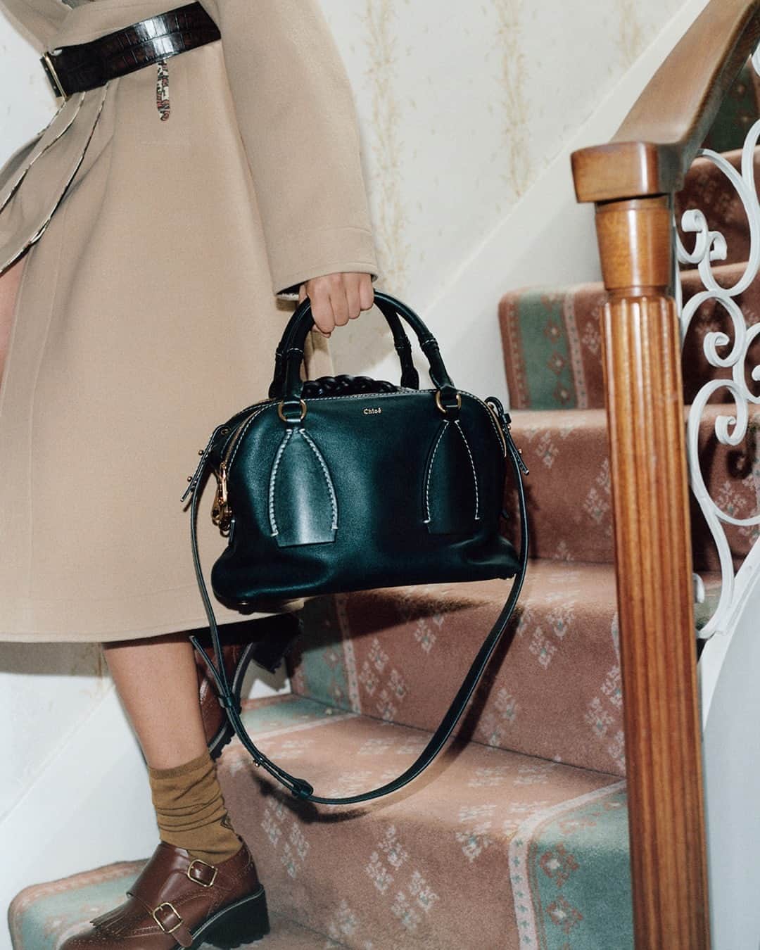 のインスタグラム：「In new Intense Green, the classic-sized Daria is your elegant, essential bag for fall.  Available now in boutiques and on chloe.com  #CHLOEdaria #CHLOE」