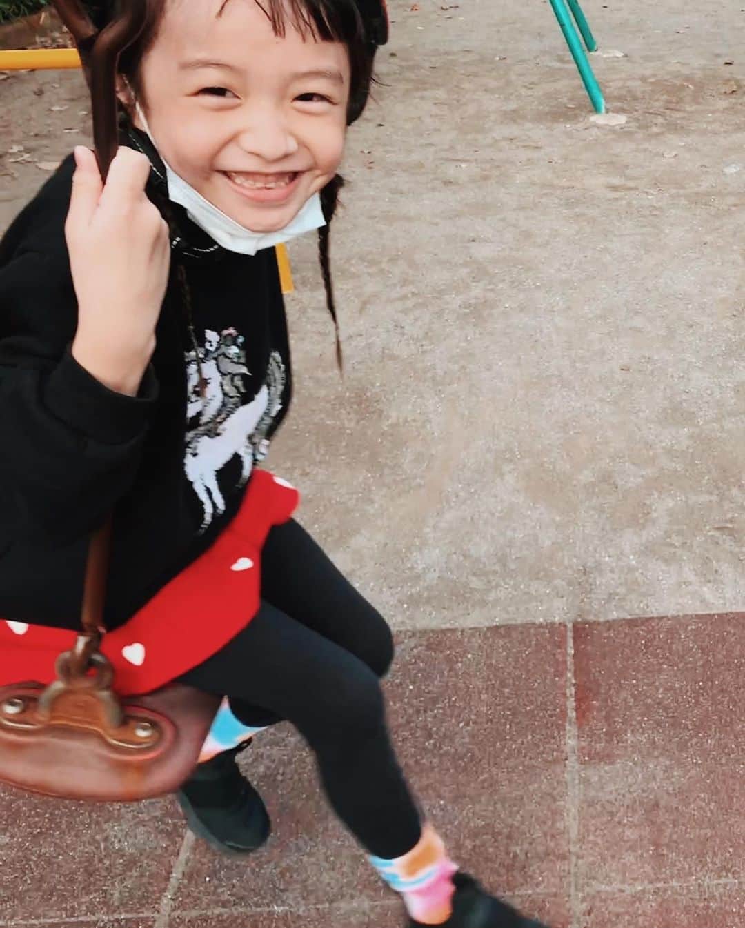 EMIのインスタグラム：「☆ 公園はしごからのドーナツ🍩 鬼ごっこしたら母ちゃんヘトヘトになりました… 今日はよく眠れそうだ🥱」