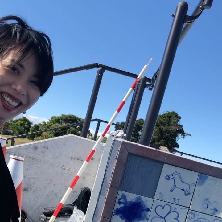 LOVEのインスタグラム：「Never Fading Hope. 色褪せない希望。  津波跡にやっとオープンした子ども広場！👯‍♀️👩‍👧‍👦👨‍👧‍👦  SOMA BLUE タイルの飾り方は相馬の方々にお任せしたところ、なんと、最初は企画になかった青空ステージができ、その正面に約500枚のタイルが飾られました。未来の音楽にもつながるね！！子どもたちの笑い声が響く場所に飾っていただき、沢山の方々の願いや思いやりとご尽力で作ることができたタイルがすごいパワーを放っているようでした🐳  小さな画伯たち、駆けつけてくれてありがとう。最後の一枚、しっかり貼らせていただきました。儀式 is done!  ホテルに戻り1人になるとありがたくて今更泣きそうです☺️  #SOMABLUEタイル #SOMABLUE」