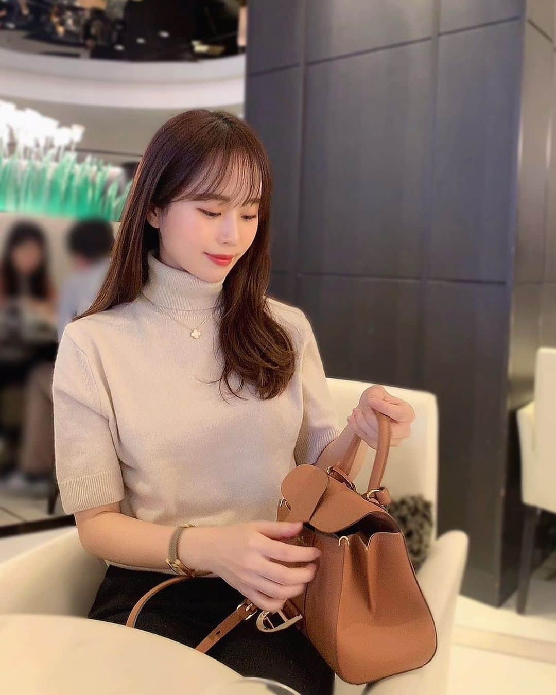 ハンナミのインスタグラム：「ひさしぶりのお出かけ ♡  新作ハーフタートルニット 着心地よすぎて 全色お気に入り🌛💛 今日は クリームベージュを .  ピアスも発売中の 14k pearl pierce ☁️  予約販売は明日までなので ぜひゆっくり見てきてくださいね :)」
