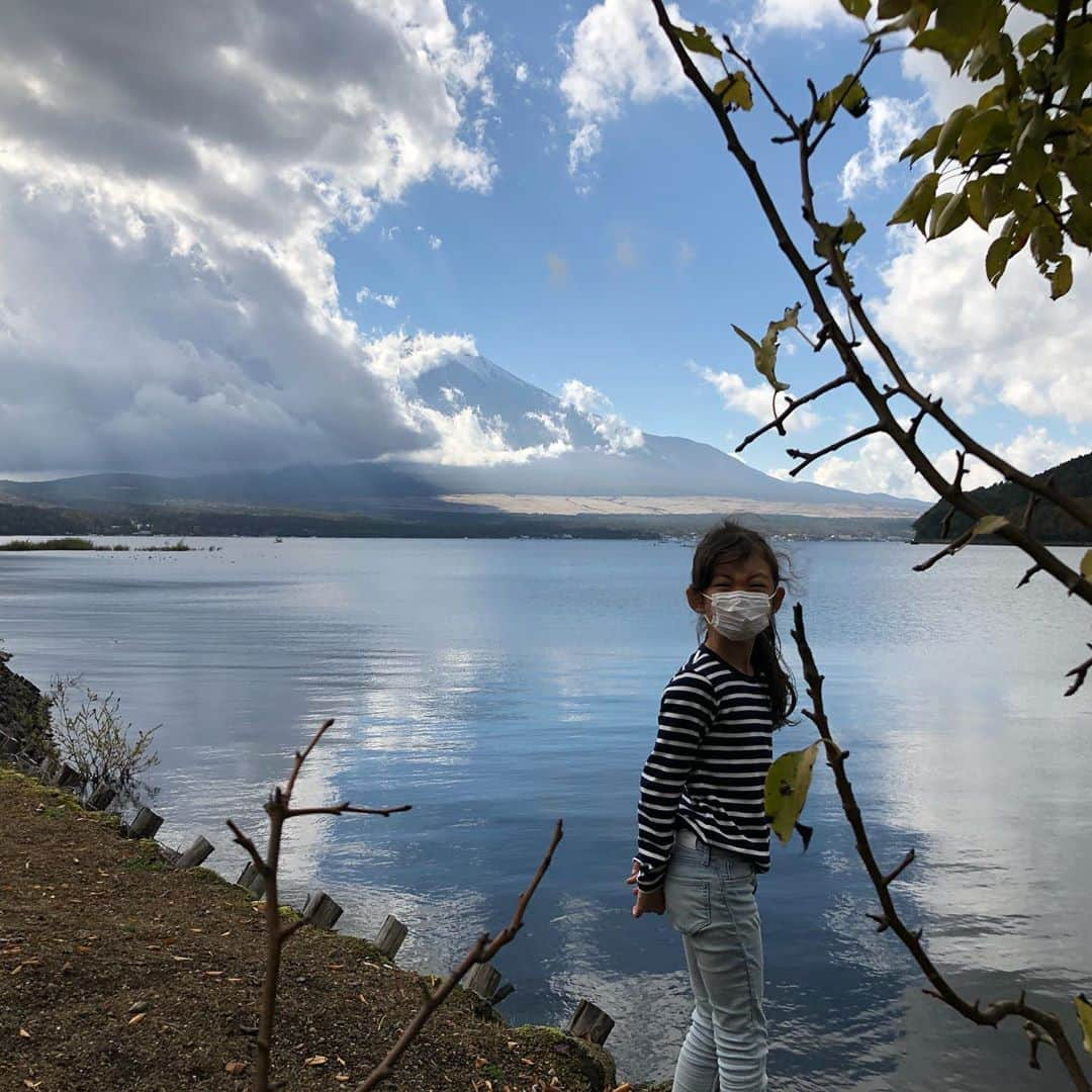 いけや賢二さんのインスタグラム写真 - (いけや賢二Instagram)「最近ハマってる山中湖へ。 娘、10月19日で9歳になりました。 #山中湖 #湖畔 #富士山 #山梨県 #娘 #9歳 #なりました #大好き #ありがとう😊」10月24日 22時13分 - ikeya0705