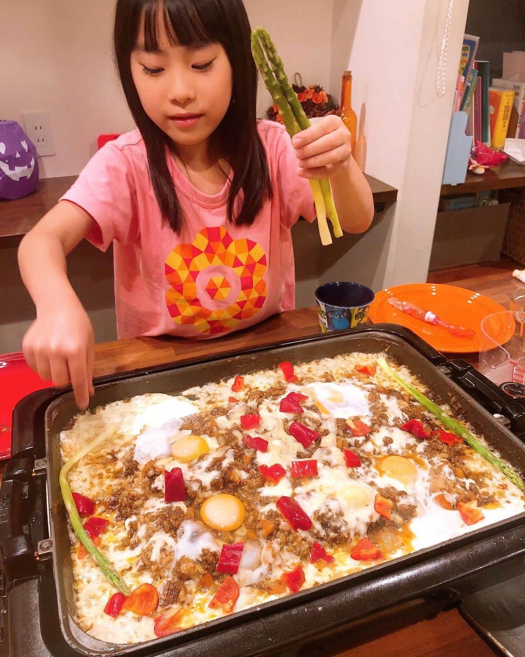 みきママさんのインスタグラム写真 - (みきママInstagram)「【焼きカレーです！！】  焼きカレーは作るところから楽しい🤩🤩🤩作り方は100たのに載っています😁😁😁（普通のカレールーから作れる焼きカレーです。）  杏ちゃん6歳が全部作ってくれました〜✨✨✨  れんちび「めちゃうめー。」ってさ。周りのカリカリチーズもめちゃうまだね。  今日は中1のれんちびの保護者会がありました🤗🤗🤗なのにさ、先生の声が心地よすぎてさ、私、かっくん、かっくん、やばい、眠いー😱😱😱  必死で眠気を抑えてクタクタです。  学生は大変だな😭😭😭  ⭐️福岡で明日10/25、11〜12時までラストリモート販売します〜‼️福岡の皆さん、福岡「岩田屋本店」に是非遊びに来てください😁明日のラストは17〜18時もやります😁  #みきママ　#焼きカレー　#100たの」10月24日 22時14分 - mikimama_official