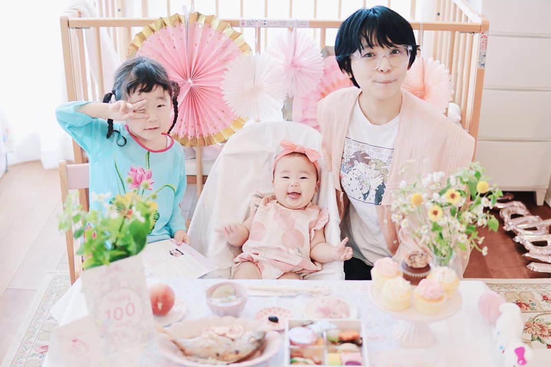 サオリリスのインスタグラム：「もう10月も終わるねと話してたら、４歳の長女が「はやいねえ〜」としみじみ。その歳でその感覚、マジか。笑 というわけで、今年ももう残り2ヶ月だけど、ここで初夏の写真を。時差地球3周くらい。  自宅にて、次女の #お食い初め #100日祝い #生後100日  @tachitsutetoka おめでとう🍑👶🍑」