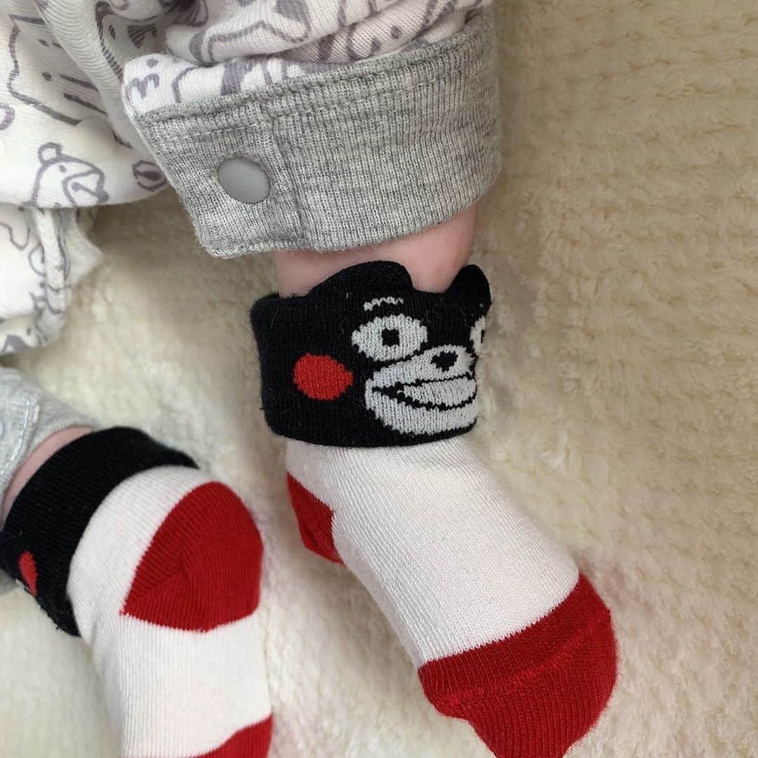 内田奈々さんのインスタグラム写真 - (内田奈々Instagram)「🤍🤍🤍First shoes🤍🤍🤍  ドナ子おじさんがプレゼントしてくれたサイズ1(7cm)のスニーカーが ジャストサイズ🥺  私も絶対買いたかったマルジェラリーボックを初おろし💛💛💛  靴下は、大昔に(くまモンが誕生したときだから、調べたら9年前だった😮) いつか自分が子供産む事ができたら…と、買った靴下😂夢叶った😂  #firstshoes #ファーストシューズ #tomsachs #nike #margielareebok」10月24日 22時18分 - nana_uchida