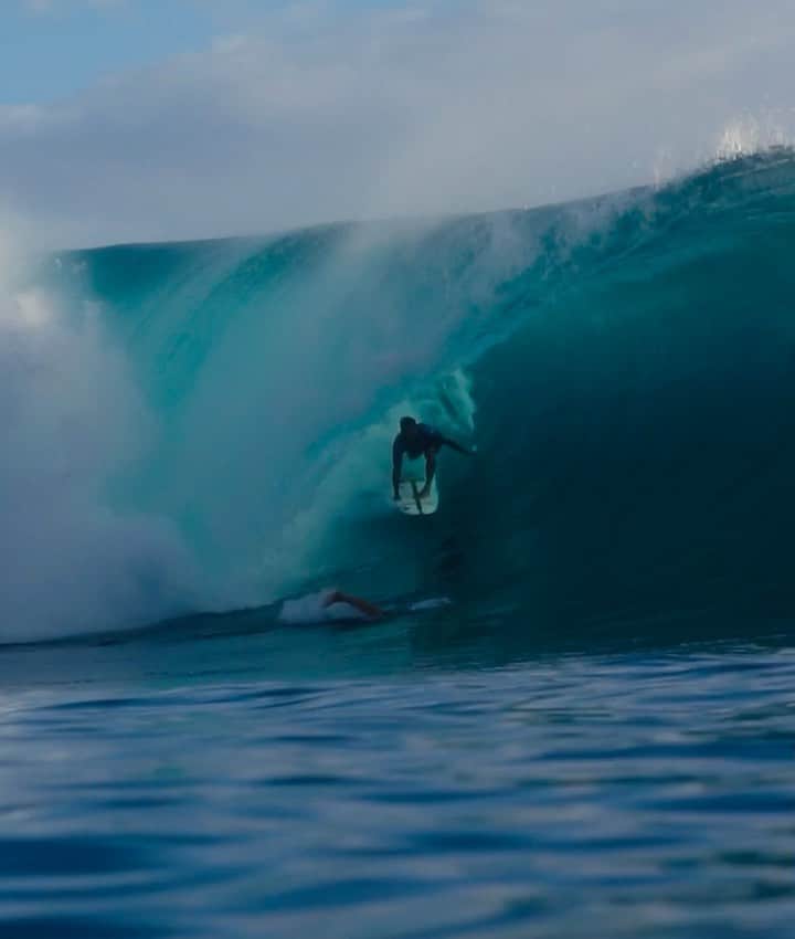 ミシェル・ボレーズのインスタグラム：「It’s good to be back home😁. I seriously love to take my back foot out of my board , it’s kind of a« footbrake » 🤔. It’s perfect to slow down when you go too fast in the barrel and still having the best balance on your board . It looks hard to do it at first but it’s actually super easy when you get it right : -grab you Board - take your back foot out of your board,it feels like you are sitting on your board with the back foot in the water . - hold your board tight and put some weight on your front foot . Your back foot will help you to stay balance on your board  - then ,kick out with a smile 😁 📷 @bogus689」