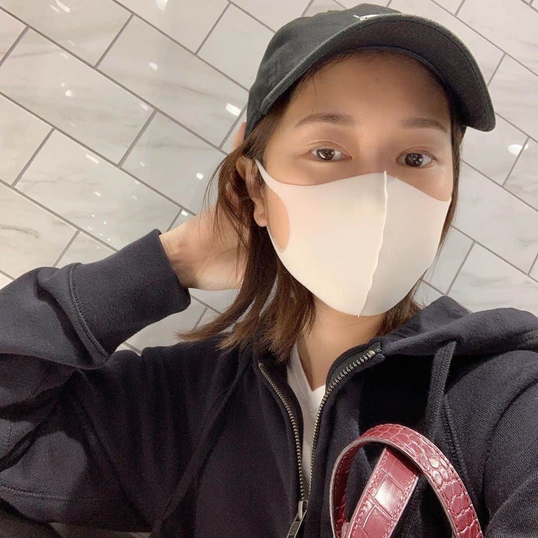 のインスタグラム：「今日は稽古お休みでした😌必要な物だけ買いに行って、あとはお家で。  髪もボサボサだったけどキャップがあるし、ファンデも塗りたくない日だったけどマスクをすれば何とかなるし！ THE 休日！（ゆったりバージョン） を過ごしました✨  明日から怒涛の通し稽古の日々です！ と言っても数日よ🤭 がんばるぞ〜 笑顔は忘れず、楽しむぞ〜😌💪  #休日」