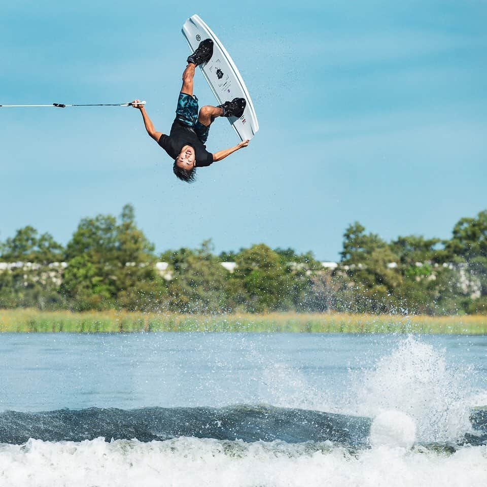 手塚翔太さんのインスタグラム写真 - (手塚翔太Instagram)「Here is quick look at my 2021 signature board from @obrienwatersports !!🔥🔥🔥 Can’t wait for new graphic new board new season!!⚔️ This board will up on O’Brien web site coming soon so stay tune! #2021 #obrien #shotavalhalla 📷:@seanobrien900」10月24日 22時22分 - shotatezuka