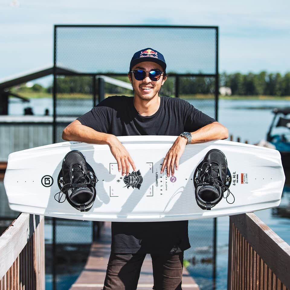 手塚翔太のインスタグラム：「Here is quick look at my 2021 signature board from @obrienwatersports !!🔥🔥🔥 Can’t wait for new graphic new board new season!!⚔️ This board will up on O’Brien web site coming soon so stay tune! #2021 #obrien #shotavalhalla 📷:@seanobrien900」