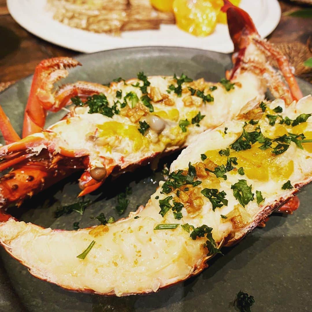鶴田真由のインスタグラム：「立派な伊勢エビを頂いたのでお造り&レモンバターソースのソテーに😊🍴✨ 明日のランチはビスクかリゾットを作ろうと思ってスープストックを仕込みちう❤️  ありがとうございました❣️」