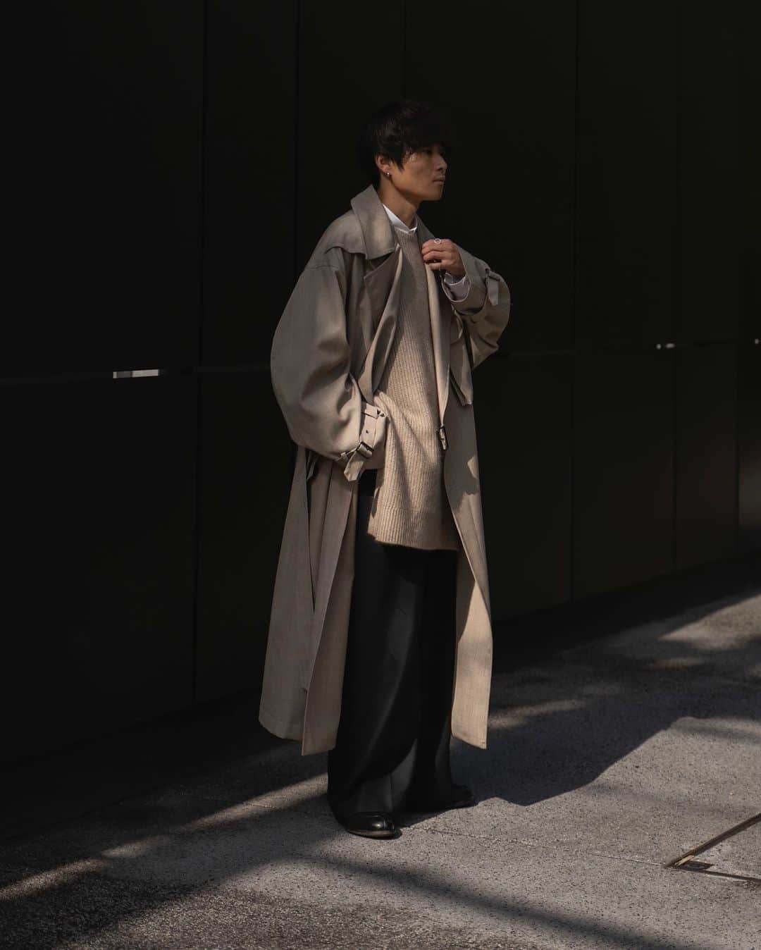 Ryoさんのインスタグラム写真 - (RyoInstagram)「ㅤㅤㅤㅤㅤㅤㅤㅤㅤㅤㅤㅤㅤ もうコートが羽織りたい時期ですね〜🧥 SSでも好評だったモーターサイクルコートを今季も製作。 前回は、ベンタイルコットンのカジュアルな雰囲気から今回はウールの上品な風合いの仕上がりになってます！ グレージュとブラックの2色展開👌 ㅤㅤㅤㅤㅤㅤㅤㅤㅤㅤㅤㅤㅤ #ryotakashima」10月24日 22時33分 - ryo__takashima