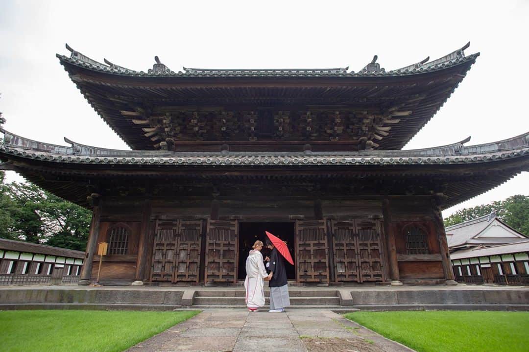 富山結婚式 ヴィラグランディス富山のインスタグラム：「， ， ， 【前撮り】 衣装やメイク、ヘアーも大切ですが どの場所で撮るかもとっても大切 背景の建物と和装の雰囲気がぴったりです✨ ， ， ， ， ， ， ， ， #瑞龍寺 #ヴィラグランディス富山  他の写真も気になる方はプロフィールから 公式HPをご覧ください▶︎▶︎▶︎」