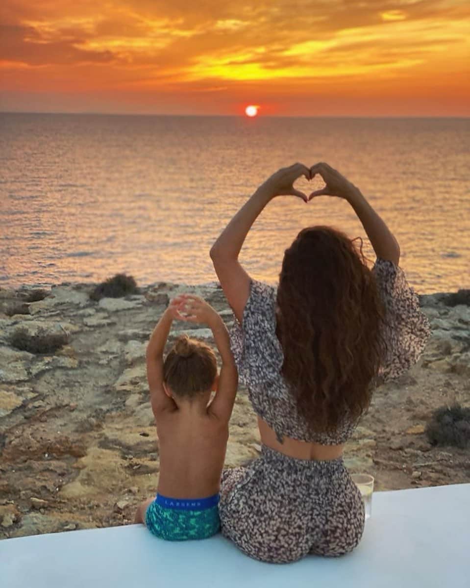 ヨランテ・ヴァン・カスベルヘンのインスタグラム：「You will always gain by giving love 💕」