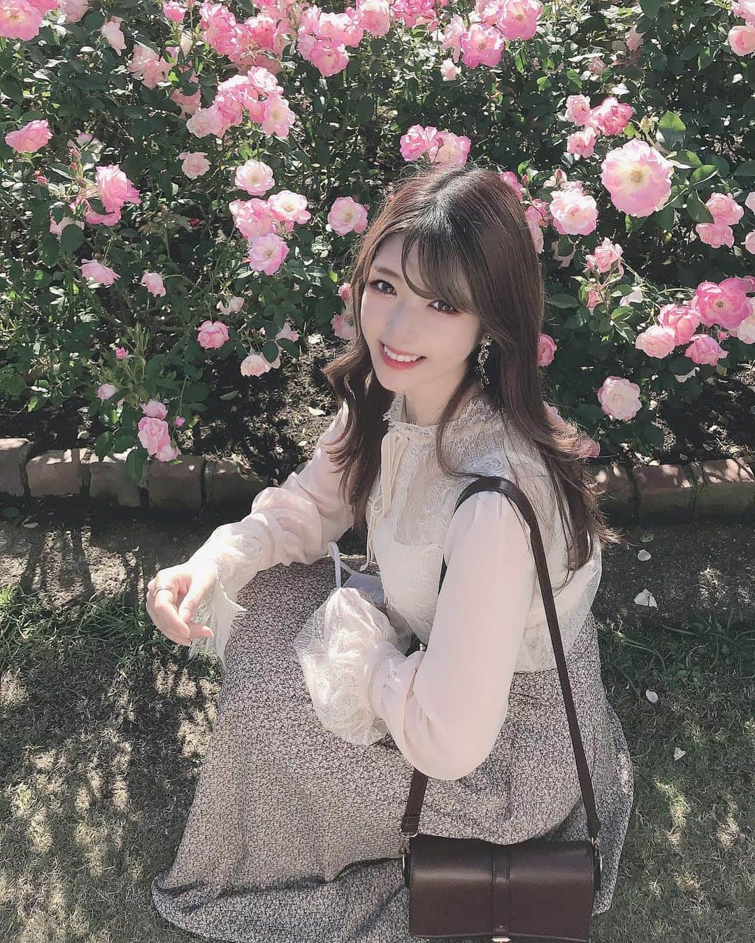れみぱんのインスタグラム：「やっぱり薔薇はすごく好き🧚🏻‍♀️🌹 園内すごくいい匂いだったんだけど、 子供が大きな声で『トイレの匂いー！』って言ってて笑った🌹www : : #秋薔薇 #バラ園 #薔薇園 #薔薇 #バラ #フラワーセンター #神奈川観光 #お散歩コーデ #散歩日和 #散歩写真 #花 #鎌倉 #鎌倉散歩 #rose #flowers #autumn #ootd #fashion #japanese #followｍe #秋コーデ #秋服 #スカートコーデ #シースルートップス #プチプラコーデ #韓国ファッション」