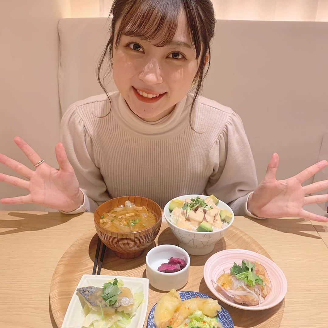 廣田佳菜子さんのインスタグラム写真 - (廣田佳菜子Instagram)「こんばんは！ 最近本格的に寒くなり出しましたね🍂 流石に耐えられなくなってきて薄手のコートを買いました🧥 秋服冬服ってやっぱり可愛いですね、、🧡  本日も日付が変わる前に投票お願いします！  #カフェ巡り#大阪カフェ#chanomacafe #かふぇすたぐらむ #ミスキャンパス同志社2020#ミスキャンパス #misscampus」10月24日 22時40分 - kanako__h.1201