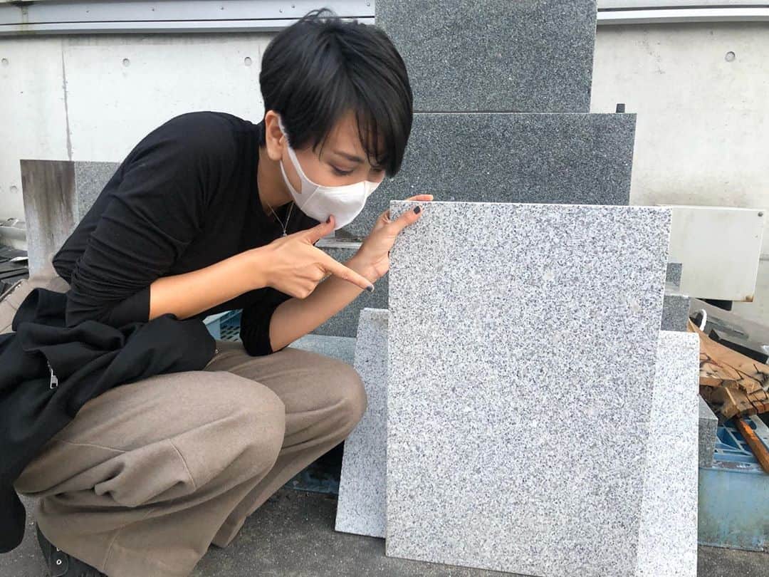 LOVEのインスタグラム：「さらに、石碑...!!  「このタイルにどんな意味があるのか、未来に伝え残すものを」と地元の方が自主的に作ってくださると！  石碑て...!! めちゃめちゃ未来に残るやん...!! (だからそのためなんですけど)  石碑、普通生きてて作れることなかなかないやん....? リアクションのとりかたがわかんなくなる！！ けどとにかくありがたい！！ ステージセンターに最後にハマる予定です。乞うご期待！  #SOMABLUE」