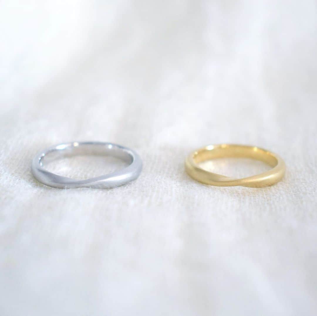 Enseさんのインスタグラム写真 - (EnseInstagram)「デザイン「　eternally 」を まるみをもたせるアレンジにした 優しいふたつのリング。  永遠の象徴の形。  プラチナと、イエローゴールドの 組み合わせでした。  #Ense #EnseBridal #Ensejewelry#ブライダルリング #結婚指輪 #マリッジリング #シンプルリング #オーダーリング #オーダー結婚指輪 #marriagering #orderring #京都 #三条 #kyoto #japan #madeinjapan #ならまち#奈良#nara」10月24日 22時42分 - ense.jp