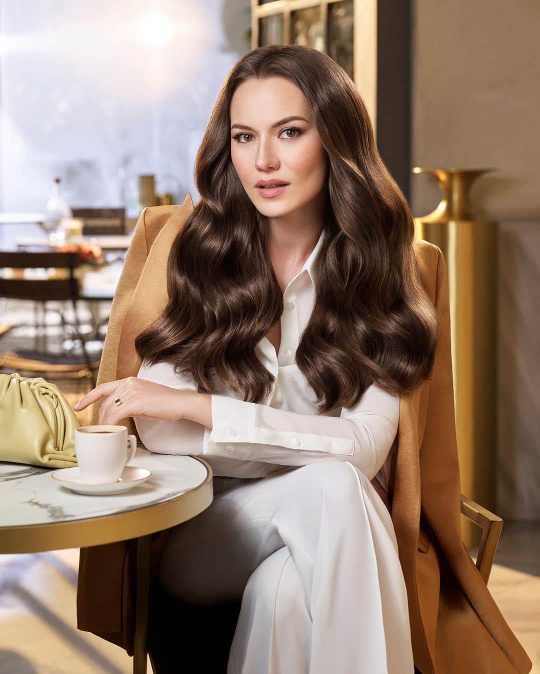 Fahriye Evcenのインスタグラム：「Yılın en sevdiğim zamanı geldi bile 💛 Her gün güzel saçlar için onun besleyici dokunuşunu hiçbir şeye değişmem! Elseve'in Saç Güzelleştirici Mucizevi Yağ Kremi'yle her gün #SaçlarımınEnGüzelGünü」