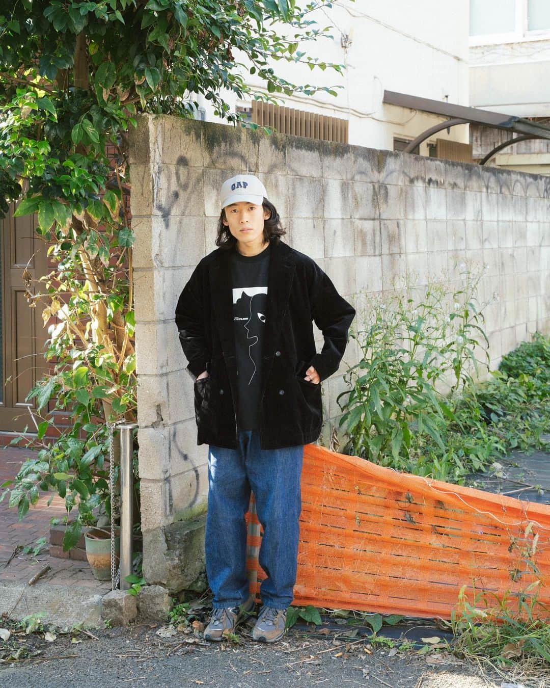 yukiのインスタグラム：「本日、快晴！バモ！ Cap : Gap Jacket : Urig T shirt , Pants : Still by hand Shoes : newbalance   Tシャツに羽織るジャケット」