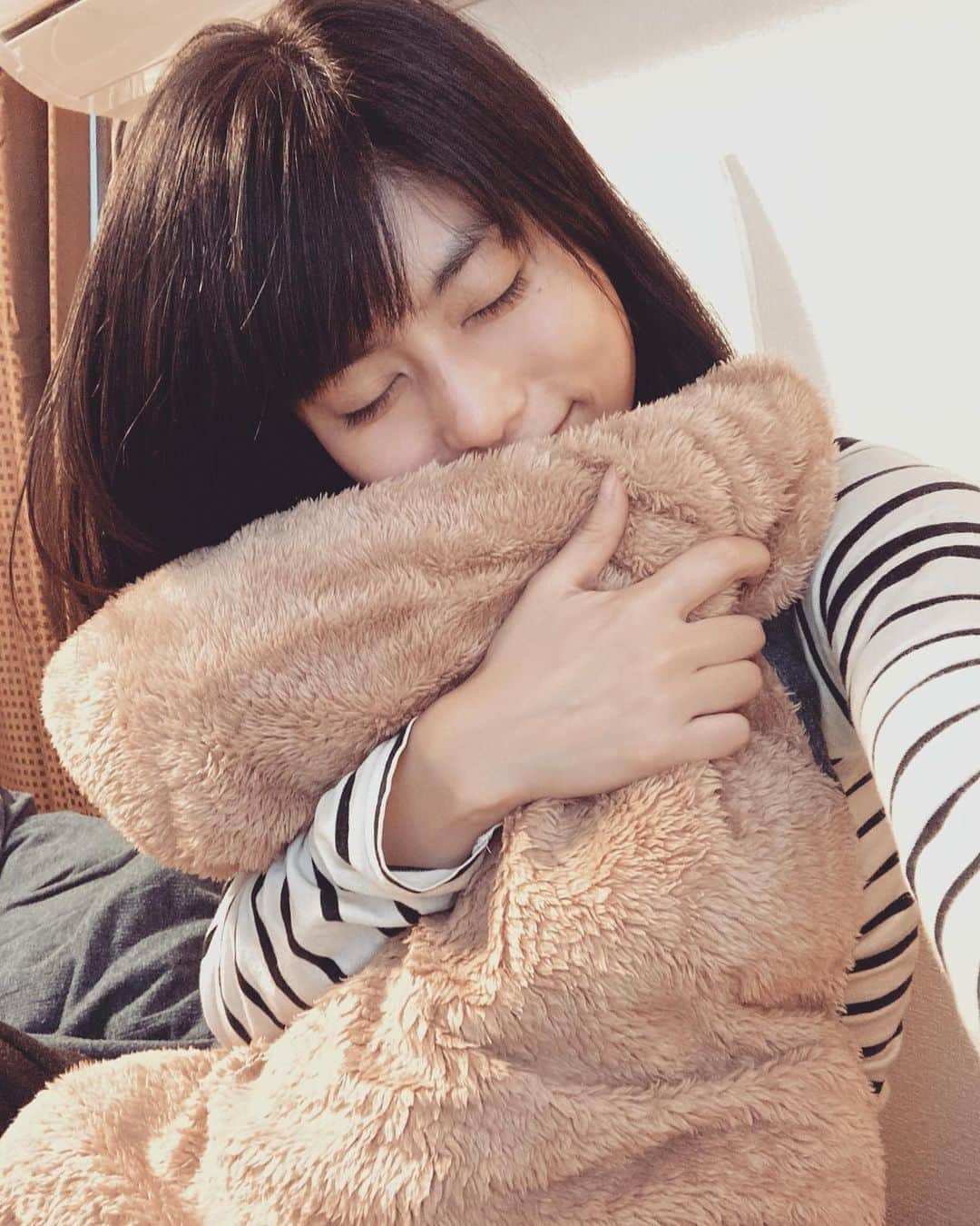 芳野友美さんのインスタグラム写真 - (芳野友美Instagram)「枕と布団カバーを#モコモコバージョン に替えました！！ このインスタにも書いたけど、週明けにそろそろだなーと考えてから行動するまで数日間。 いつになることやら…と思ってたけど案外早かった！！！ #面倒くさがり の私としては上出来（笑）」10月24日 22時46分 - yumi_yoshino_1980