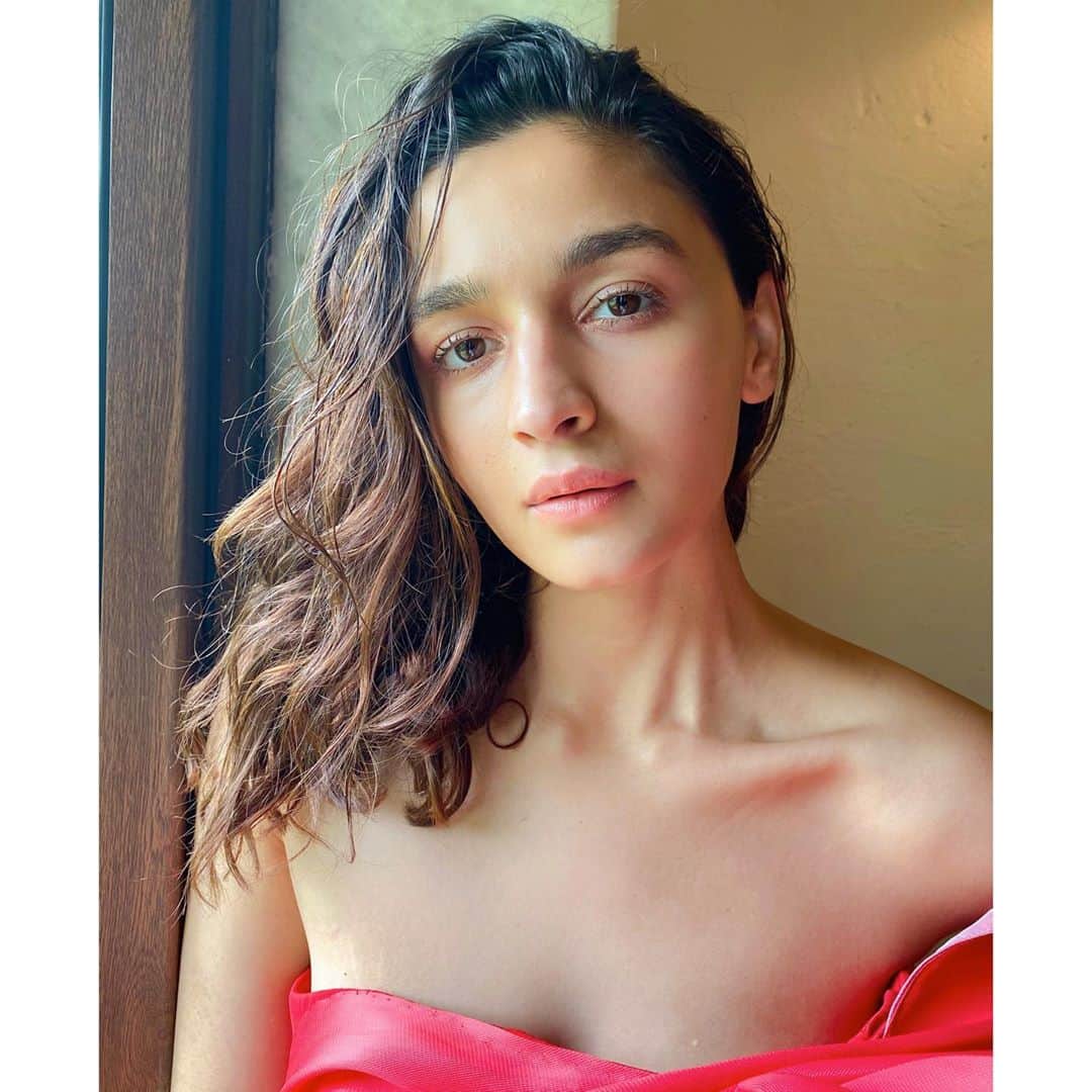 アリア・バットのインスタグラム：「Today is appreciation day.. thank you my family.. my people.. you have today given me 50M love.. I love you ALL to the stars and beyond ✨ 💗  I'd like to take this moment to share something I’ve learned over the last couple of months.. social media connects us.. it excites us and yes it also entertains us.. but IT IS NOT US.   Even when I was at 5, I5 or 50K love I was as happy and as grateful as I am today.  I truly truly truly believe that our lives are made up of the relationships we cultivate with people and most importantly OURSELVES...no one has the right to make you feel any lesser or greater by the touch of a button.  So as I said, today is appreciation day. I would like you all to take a moment and appreciate yourselves.. appreciate your mind,your body,your heart and your soul!!  Because no like or dislike.. no follow or unfollow..no troll or poll can take who YOU are away from yourself💗 💗  Okay bye ✨😀」