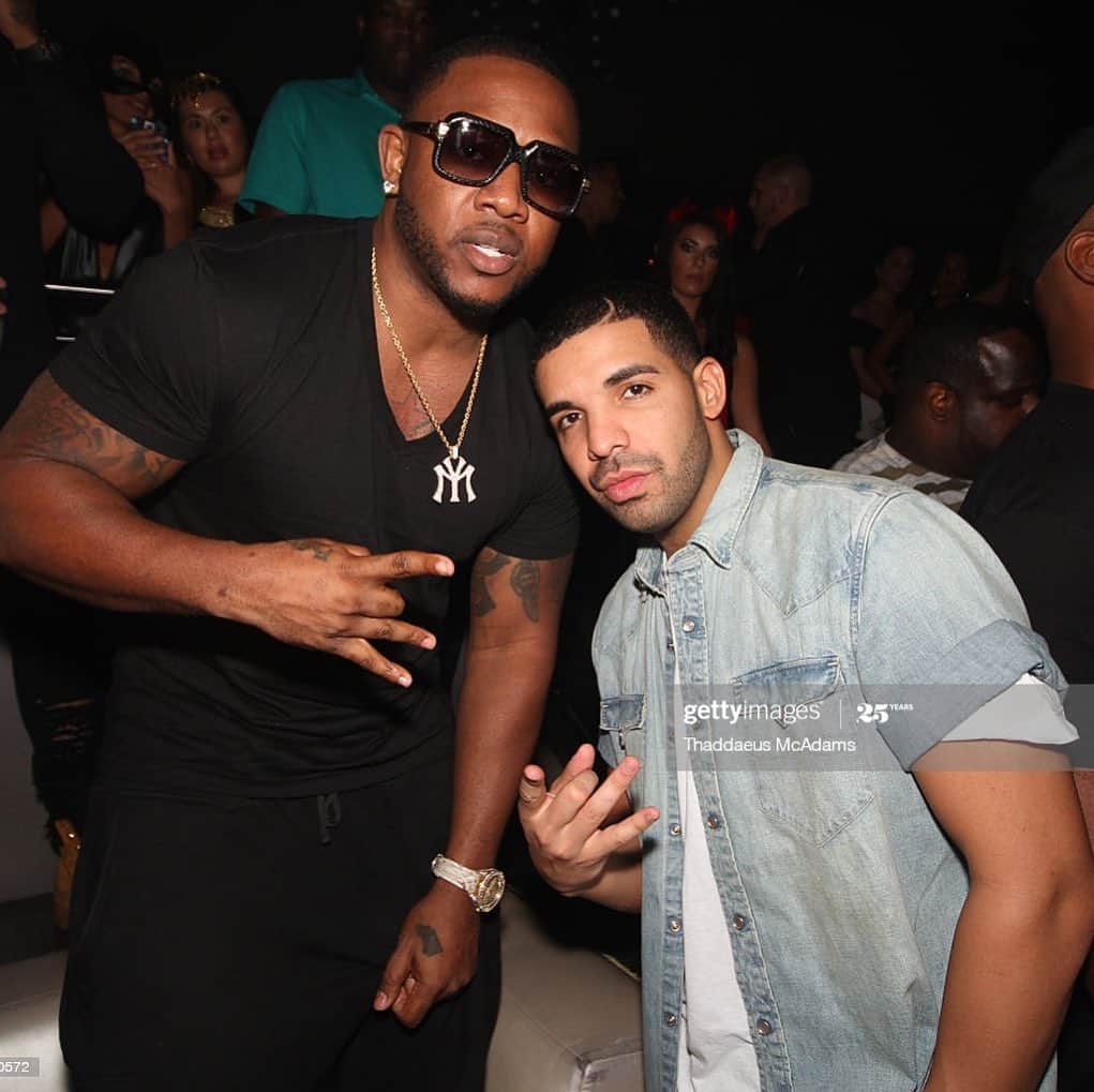 マック・メインのインスタグラム：「It’s a real n*kka holiday on my calendar!!! Happy Bday brodega @champagnepapi More life more blessings (your voice) I hope you somewhere sippin the finest grapes with a big booty Udigg (or two) getting shoulder rubs! Enjoy your day King and May you be showered with love! LOVE #YMOVO #ScorpioSeason」