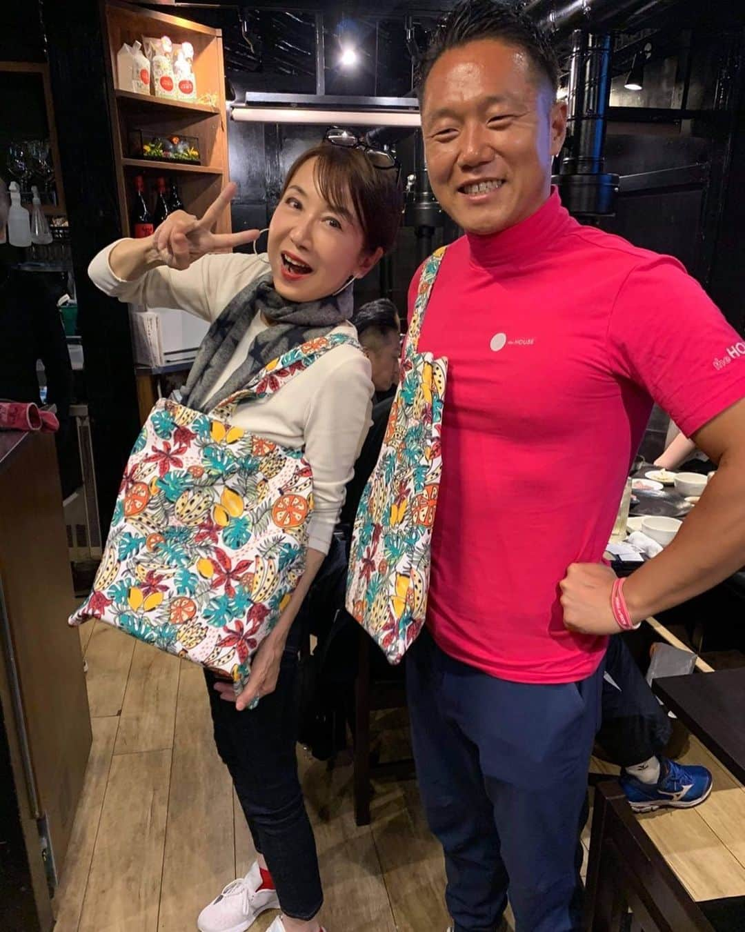 奈美悦子さんのインスタグラム写真 - (奈美悦子Instagram)「金沢さんとお揃いのトートバッグ❣️#トートバッグ #お揃い#なんだか楽しい#仲良し #花模様」10月24日 22時55分 - nami.etsuko