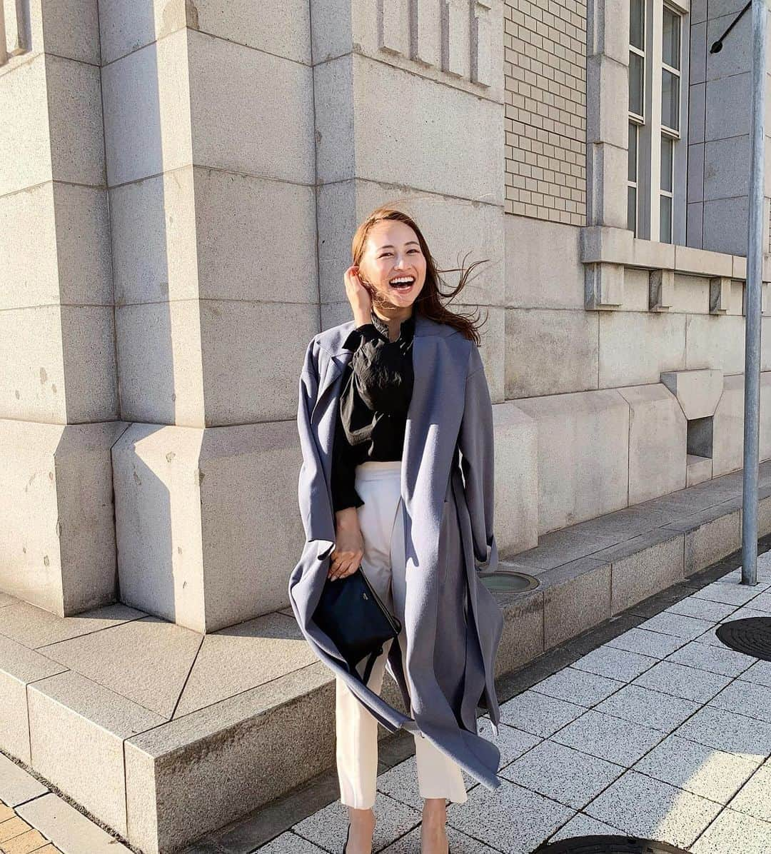 左近鈴乃さんのインスタグラム写真 - (左近鈴乃Instagram)「. 強風🌬🌬🌬 in Kobe🛳  coat @fifth_store  tops pants @ozoc_official  bag @celine   #fifth #fifthtl #フィフス #ootd #fashion #サイドスリットライトガウンコート」10月24日 22時55分 - suzuno_sakon