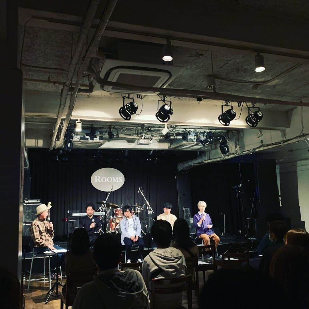 深町健二郎さんのインスタグラム写真 - (深町健二郎Instagram)「FUKUOKA VENUE TALK！  Keith Flackオーナー兼DJのHIKKY THE MADNESS、ライブハウスUTEROのブッキング担当兼パニックスマイルの吉田肇、ABOUT MUSICのオーガナイザー、SHOTA-LOW、音楽レーベルAriasの主宰兼S.S.Wの虎太朗をパネラーに迎え、これからの福岡音楽シーン再構築について、モデレートさせて頂きました。  再構築というよりは、Motownを実例に0→1のトライアル、制度やルール、常識に捉われない"Fukuoka Style"の構築が必要という結論に至りました。  普段なかなかじっくりと話す事のなかった同業者達が、コロナ禍だからこそ、このような機会を得て、前向きで有意義な話し合いが出来るなんて、なんとも皮肉なもんですが、結果オーライにせなこて！😉」10月24日 22時49分 - kenjirofukamachi