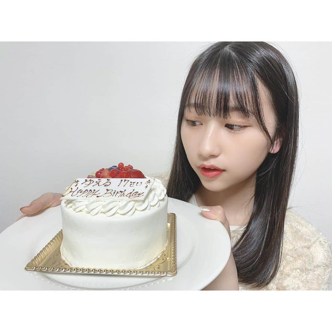 伊藤優絵瑠さんのインスタグラム写真 - (伊藤優絵瑠Instagram)「🎂♥ ・ ・ 17歳になりました…！！ 沢山のメッセージありがとうございます♥ ・ ・ 17歳の1年もよろしくお願いします☺︎☺︎☺︎ ・ ・ #mybirthday」10月24日 22時50分 - yueruito_1024