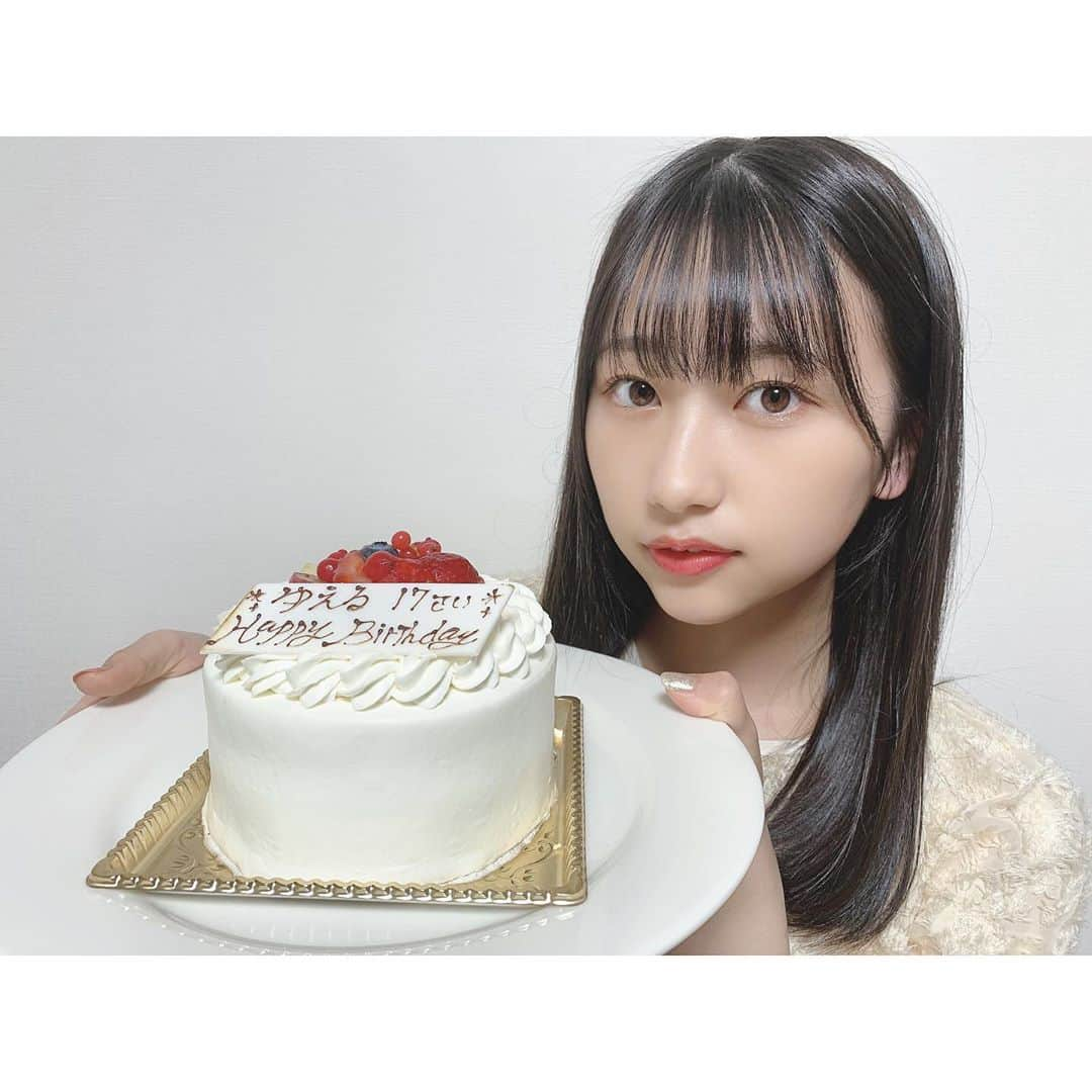 伊藤優絵瑠さんのインスタグラム写真 - (伊藤優絵瑠Instagram)「🎂♥ ・ ・ 17歳になりました…！！ 沢山のメッセージありがとうございます♥ ・ ・ 17歳の1年もよろしくお願いします☺︎☺︎☺︎ ・ ・ #mybirthday」10月24日 22時50分 - yueruito_1024