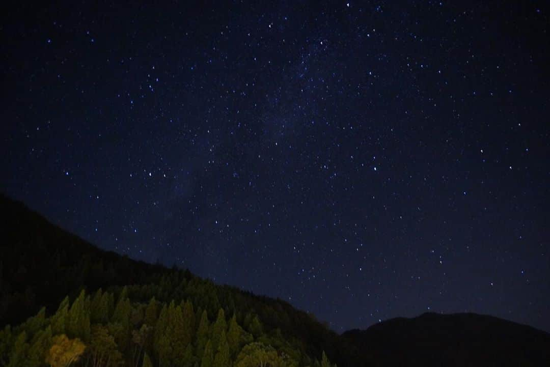 井上裕治さんのインスタグラム写真 - (井上裕治Instagram)「頑張って星空撮ってみた🌌 まぐれで良い感じ✨📸 三脚無し  #カメラ初心者  #カメラ  #カメラのある生活  #カメラ好きな人と繋がりたい  #α6400  #camera  #sony  #星空  #宇宙」10月24日 22時50分 - yuji_inoue_music