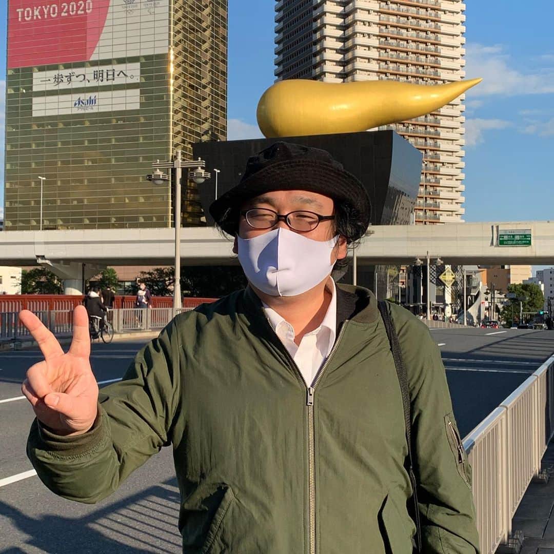 のインスタグラム：「頭の上にウンチを乗せたバケモノ（ルサンチマン浅川）と浅草へ。 浅草寺に行った後、遅いランチ。 お蕎麦、美味しかったな。  #浅草グルメ #ルサンチマン浅川 #浅草うんちビル #なべやかん」