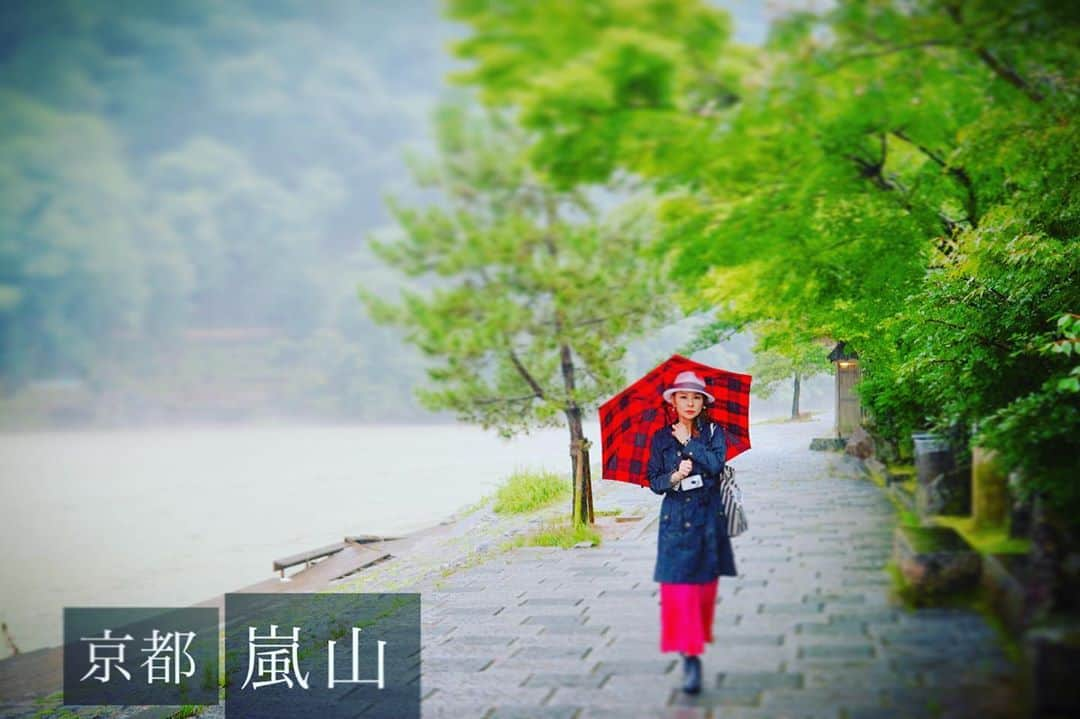 大山恵理乃のインスタグラム：「#女子旅 #京都 #嵐山﻿ ﻿  photographer : @eristavi_official  ﻿ ﻿ ﻿ 京都嵐山の雨﻿ ﻿ たまには悪くない﻿ ﻿ ﻿ いや、結構な豪雨やったけども。﻿ ﻿ ﻿ ﻿ ﻿ ﻿ #京都嵐山 #京都観光 ﻿ #そうだ京都行こう #マッキントッシュフィロソフィー ﻿ #쿄토 #아라시야마 # #쿄토여행 #일본 #일본여행 #여행스타그램 ﻿ #kyoto #kyotojapan #kyototrip #kyototravel #arashiyama # #pathoba #japantravel #japantrip #travelphotography #japan_of_insta #otonatabi_japan #japantravelphoto #photo_travelers ﻿#mackintoshphilosophy」