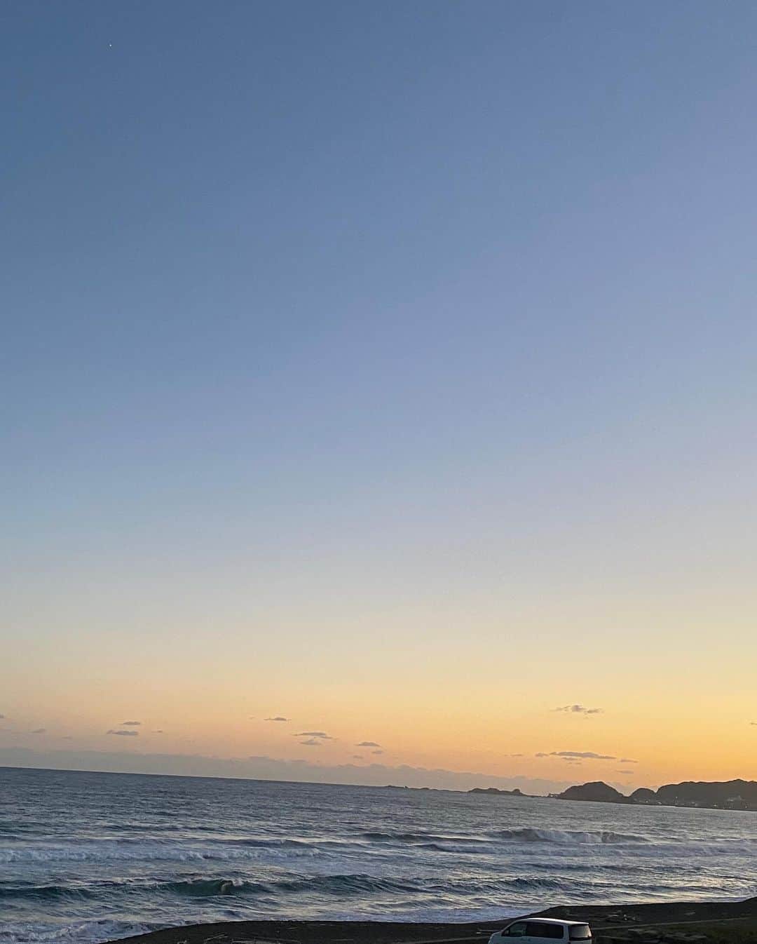 RIKACOさんのインスタグラム写真 - (RIKACOInstagram)「. 今日は海のセカンドハウスをお掃除しに〜(と言うよりは小さな部屋だけどね😊) ノア達とドライブして散歩して沢山いい空気吸ってリフレッシュ〜 いいイマジネーション どんどん湧いちゃった❤️ 自分の道また少しハッキリした✨ #ありがとう #自然　#海が好き  #❤️#rikaco_fashion」10月24日 22時55分 - rikaco_official