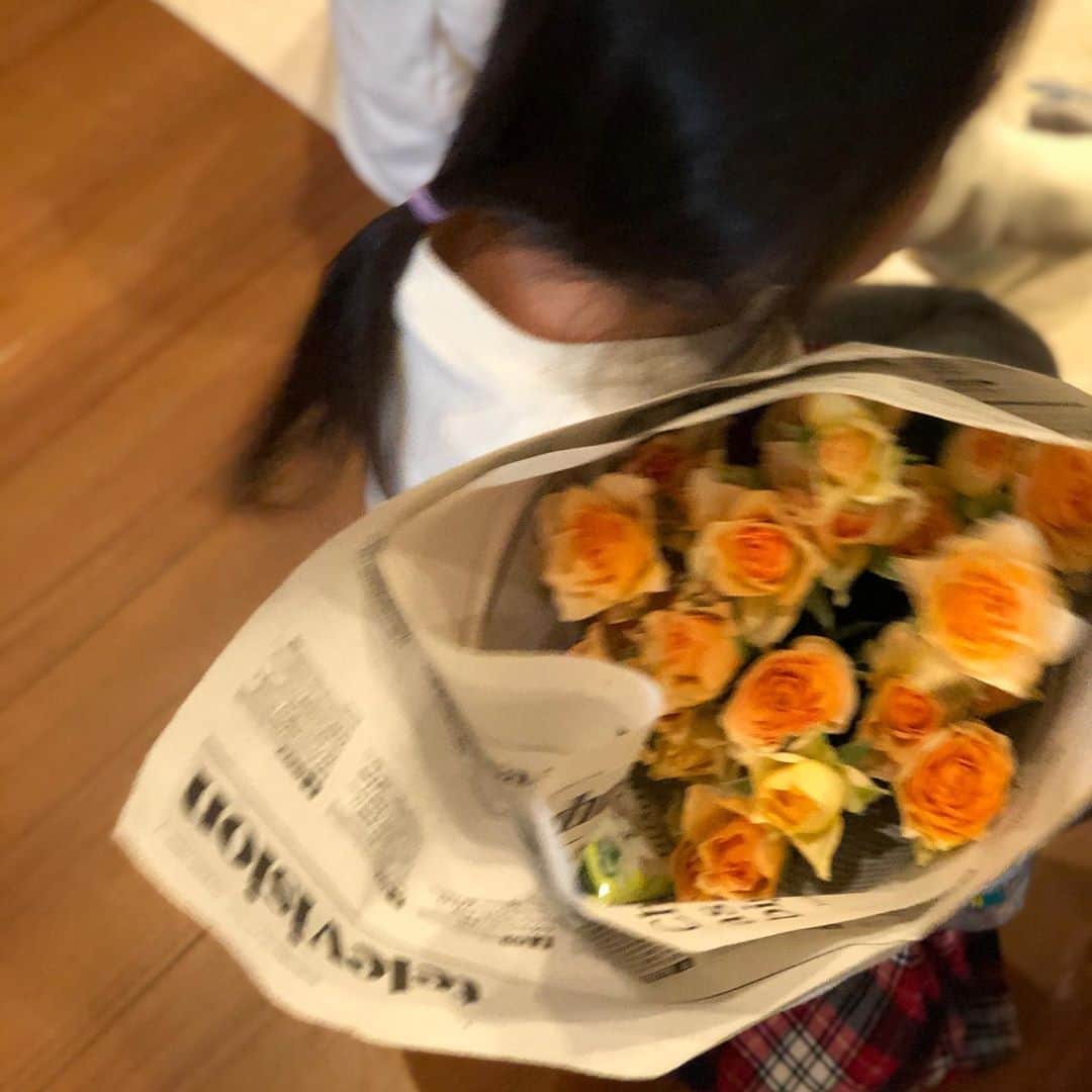 池上真麻さんのインスタグラム写真 - (池上真麻Instagram)「今日は午前、仕事をしていたのだけれど、その間、娘たちを耳鼻科に連れて行ってくれ、その後スーパーで買い出しまで子連れでしてくれて助かったーと思ったら、なんと長女がバラを抱えて帰ってきた。なんともない日にお花をもらう嬉しさときたら❤️ 私も旦那さんに何かサプライズしてあげたいんだけれど。。。いつも本当にありがとう。 長女は「マミー、お利口さんだからあげるね」だそう。はい、お利口さんにします。 . #幸せな土曜日 #花のある暮らし #happy #roses #薔薇　#バラ」10月24日 22時55分 - marsaikegami