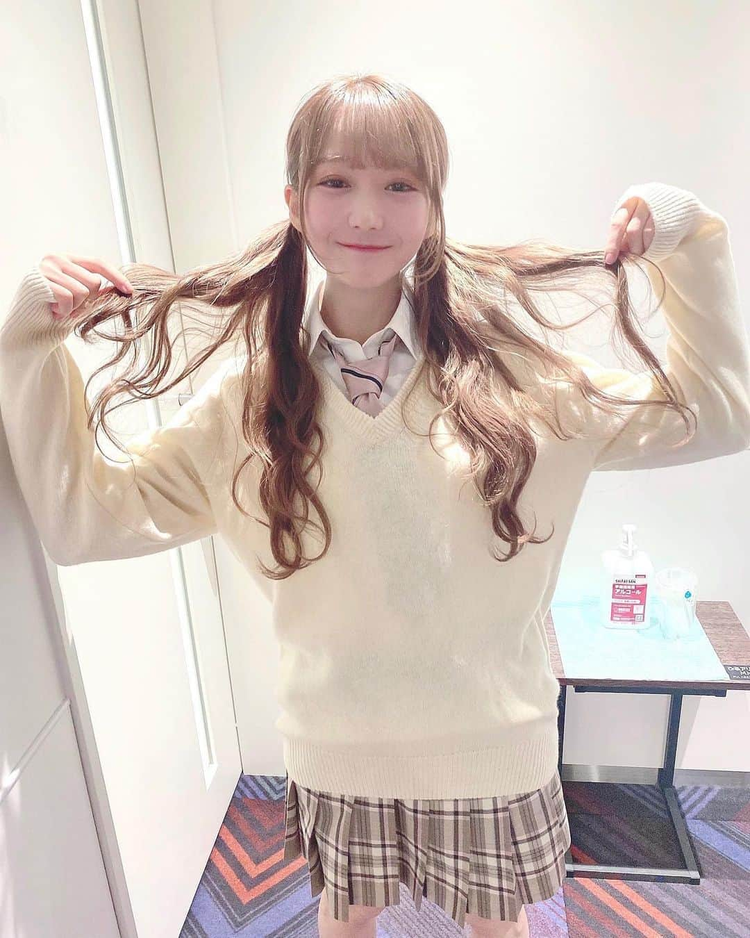 大谷映美里さんのインスタグラム写真 - (大谷映美里Instagram)「💗💎 ㅤㅤㅤㅤㅤㅤㅤㅤㅤㅤㅤㅤㅤ 今日は、本当に素敵な日になりました！ ぴあのアリーナ、とても大きな会場で感動しました✨ ライブ中は全員と目を合わせたんだけど、気づいたかな。 みんないっぱい楽しみな気持ちを持って準備して来てくれたんだなぁって、すごく嬉しくなりました。苦しくなっちゃうくらい、好きでいてくれて見ててくれる君が大切だなって‼︎ ㅤㅤㅤㅤㅤㅤㅤㅤㅤㅤㅤㅤㅤ 冬のツアーと、武道館公演も決定しまして ノイミーちゃんもデビューが決定✨嬉しいいっぱいです☁️ 前回のツアーが全部中止になってしまったことは誰のせいでもないのだけど、くやしくてどうにもできなかったよね。 変わらずみんなはいつも元気をくれるけれど、同じ人間なので悲しかったり大変な時間もきっとあるはず… 私たちの存在がほんの少しでも力になれていたら嬉しいです。 ㅤㅤㅤㅤㅤㅤㅤㅤㅤㅤㅤㅤㅤ 青春”サブリミナル“ MV沢山みてね！ アイドルソング✨最the高です。だいすきな曲🌸 感想もぜひ教えてください😌 ㅤㅤㅤㅤㅤㅤㅤㅤㅤㅤㅤㅤㅤ 一緒に過ごしていく度にパワーアップしていられるように 私自身も前を向いて、頑張ろうと思います。 応援してくれてありがとう💐これからも応援されたいです☺️ ㅤㅤㅤㅤㅤㅤㅤㅤㅤㅤㅤㅤㅤ」10月24日 23時05分 - otani_emiri