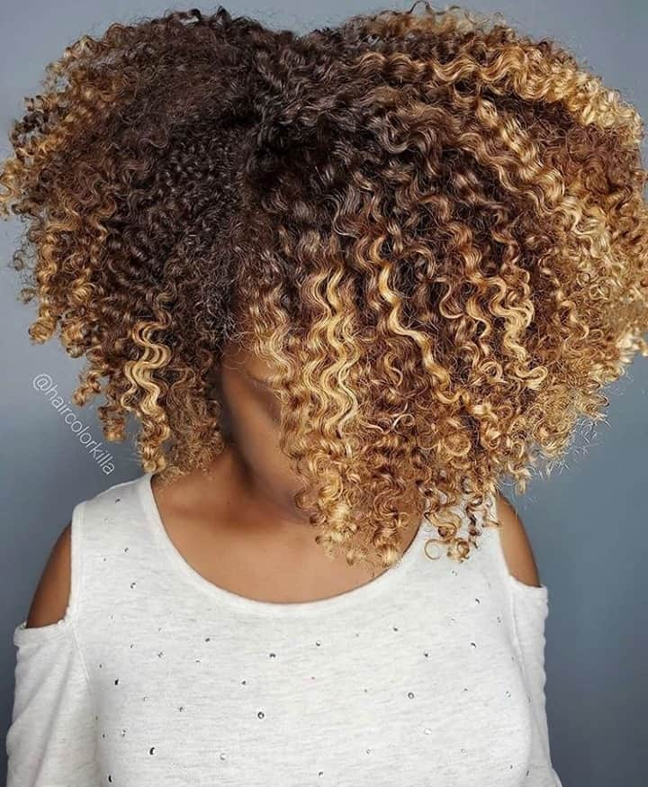 CosmoProf Beautyさんのインスタグラム写真 - (CosmoProf BeautyInstagram)「Our favorite, fall activity is is curling up with a great look➰🍂⁣⁣ ⁣ We're loving these curls by @haircolorkilla⁣ ⁣⁣ "If you miss your days of looking this dimensional and brass free, go ahead and try the @matrix Total Results Brass Off Toning Mask. This blue/violet deep conditioner is perfect for keeping orange tones at bay in golden, blonde hair!"⁣⁣ ⁣⁣ Keep their color merry and bright with the Matrix Brass Off Holiday Kit. Available through your salon consultant, online and at your local #cosmoprofbeauty where you are #licensedtocreate⁣⁣ ⁣⁣ #repost #matrix #matrixhair #brassoff #naturalhairstylist #naturalcurls #curlyhaircare #texturedhair #naturallycurly #curlyhairstyles #curlynatural #haircurls #blondecurls #fallhair #fallhaircolor」10月24日 23時00分 - cosmoprofbeauty