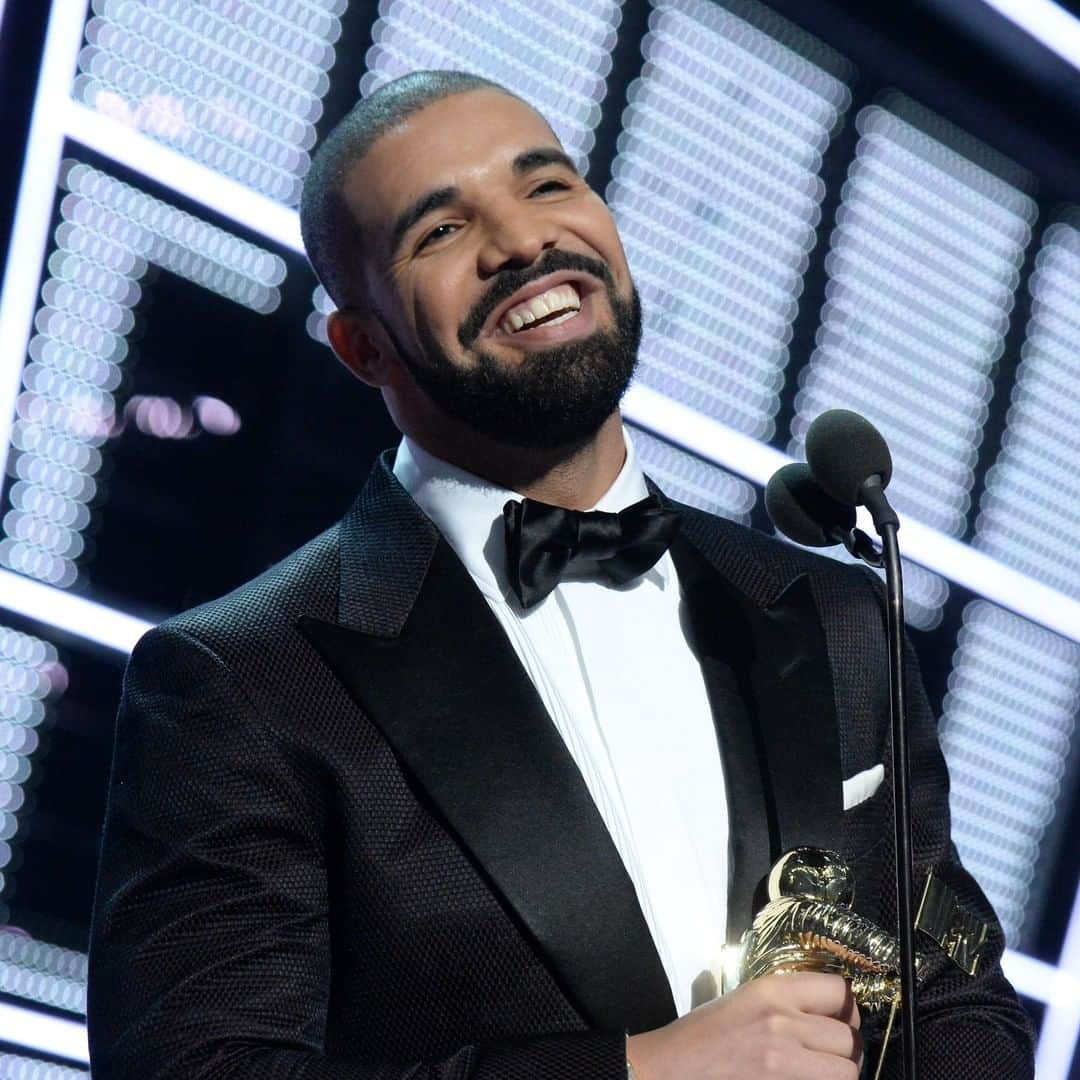 のインスタグラム：「Sending all the best birthday wishes to the guy who has inspired like... a billion Instagram captions 🍾 Please enjoy pictures of @champagnepapi at his most recent & his first #VMAs to celebrate.」