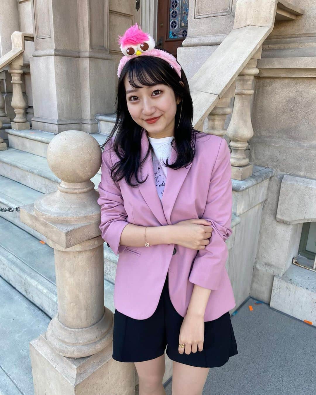 華山友希のインスタグラム：「今日はお友達とユニバに行ってきました🌿めっちゃ楽しかった〜😌  モッピーのカチューシャと色合いを合わせるためにピンクのジャケットを🐷🎀  _____ ⚠️明日12時から、31日まで⚠️mystaとTwitterの最後のイベントが始まります。 (Twitterはリツイート数を競います) 最後、悔いのないよう精一杯頑張るので、是非お力を貸してください！  アカウント名は @misscd2020_ky06  です🙇🏻‍♂️  そして、寝る前に　#ユキポチ もよろしくお願いします📖  #ミスコン#ミスキャン#ミス同志社 #ミスキャンパス同志社 #ユニバ　#ユニバコーデ #ザラジョ #ザラコーデ #ダークカラー」
