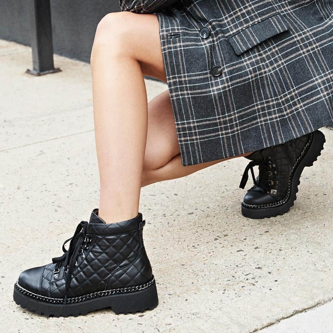 のインスタグラム：「Kick off your weekend with our Maissa Doorbuster! For a limited time, this utilitarian-chic look is just $99.99 at vincecamuto.com. #vincecamuto」